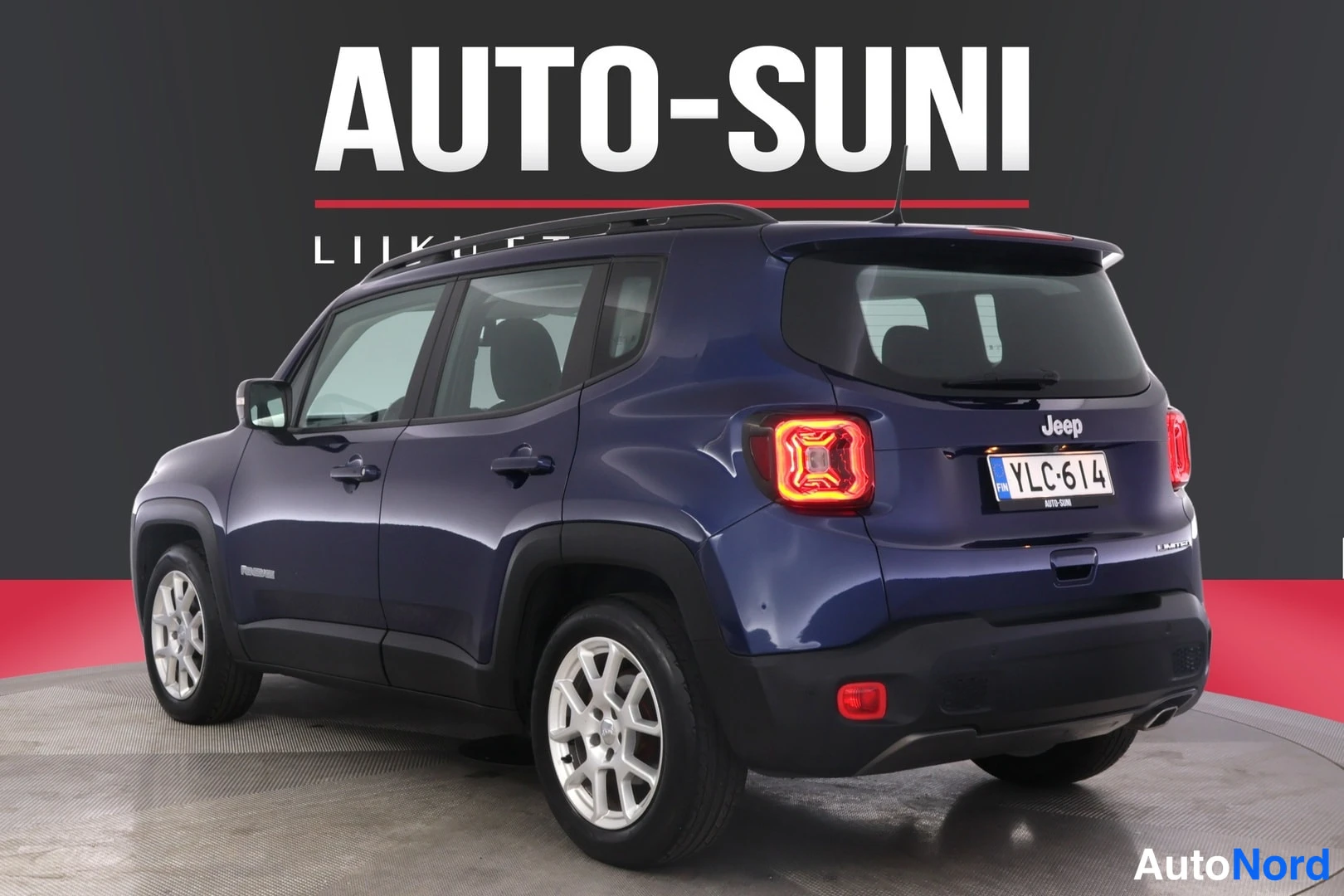 Takaviisto: Sininen Jeep Renegade takaa vasemmalta kolmanneksesta, rekisteritunnus näkyvissä takaluukussa.