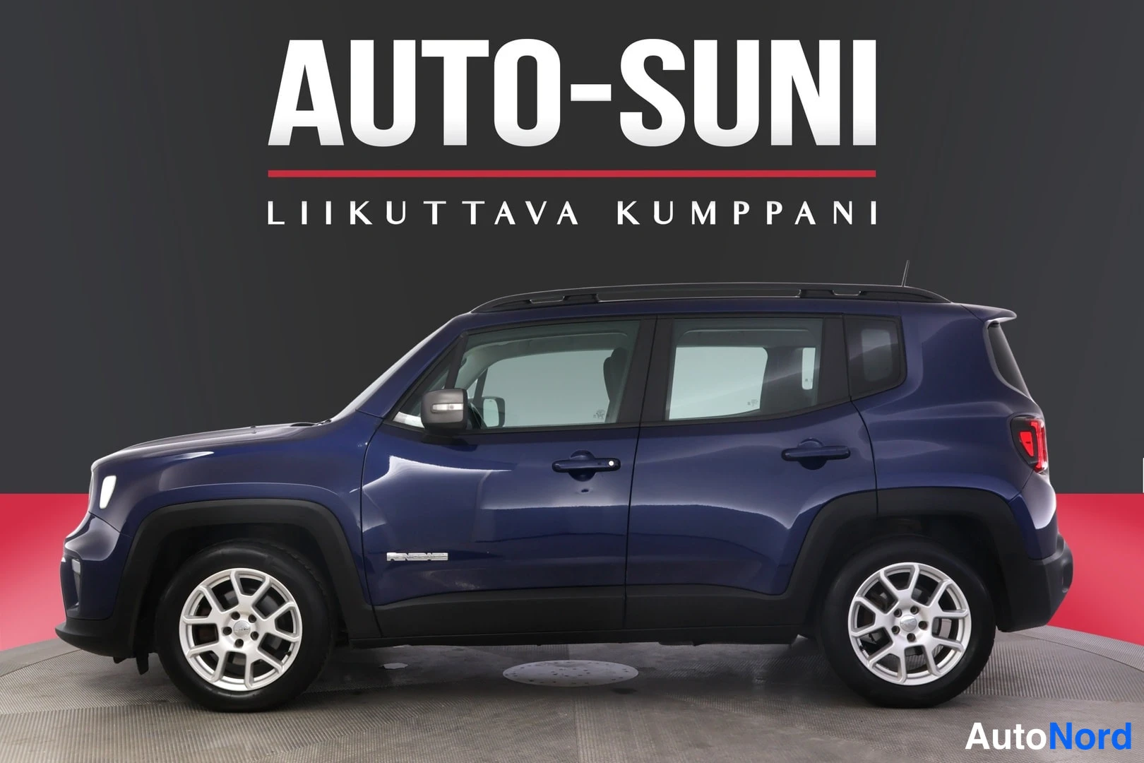 Takaviisto: Sininen Jeep Renegade sivulta kuvattuna, koko kylki ja takavalo näkyvissä.