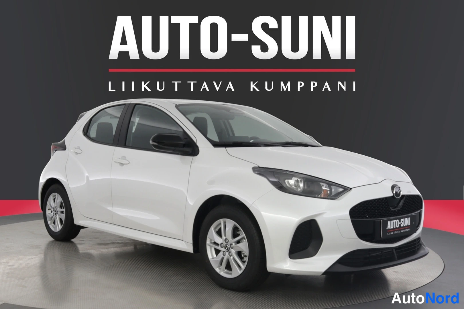 Etuviisto, nokka oikealle: Mazda 2 Hybrid 2026 etuviisto valkoinen