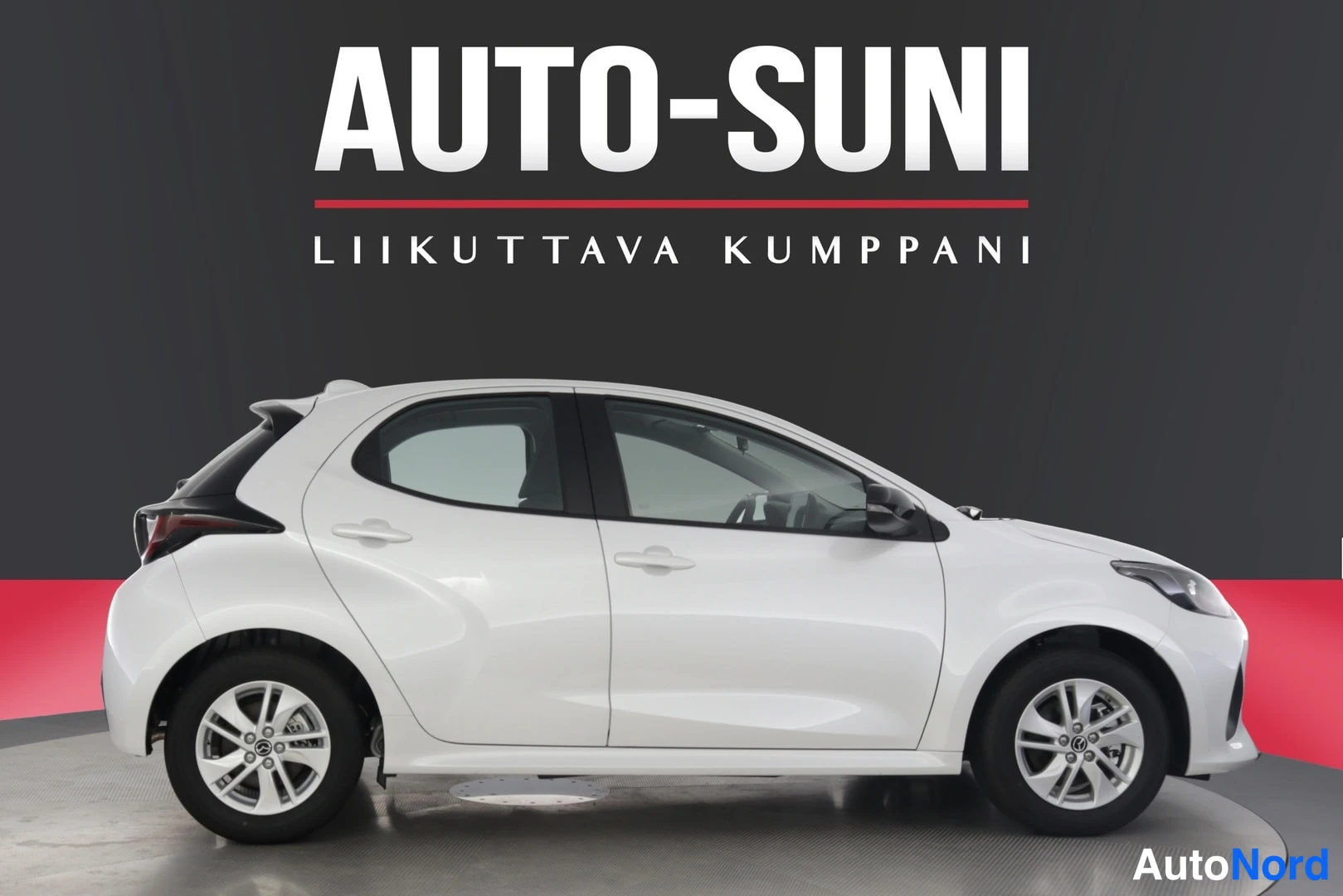 Etuviisto, nokka oikealle: Mazda 2 Hybrid 2026 sivukuva valkoinen