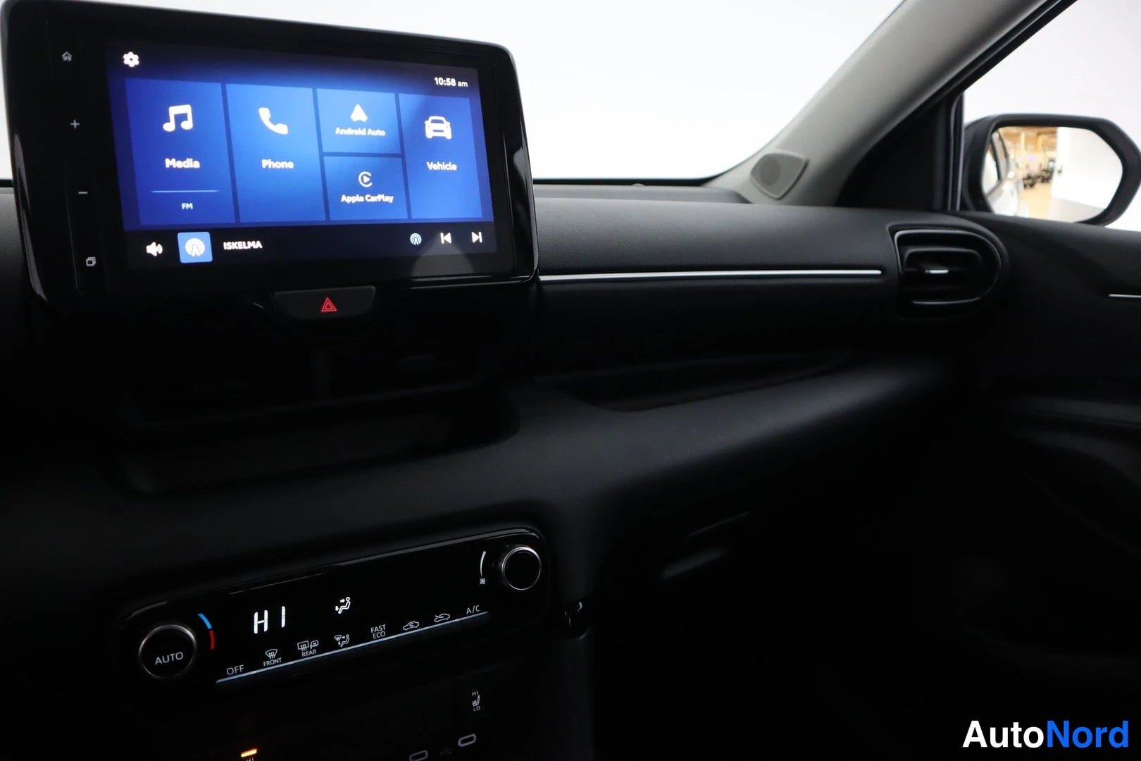 Muu: Kojelaudan infotainment-näyttö, jossa Media-, Phone-, Android Auto-, Apple CarPlay- ja Vehicle-valikot, sekä automaattisen ilmastoinnin A/C-ohjaimet.