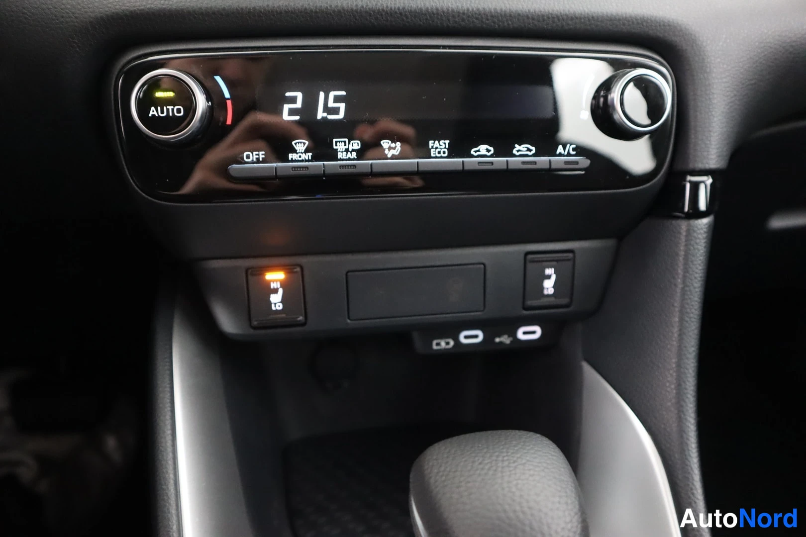 Muu: Automaattisen ilmastoinnin ohjauspaneeli näytöllä 21,5, jossa A/C, Fast Eco, Front- ja Rear-lasituuletus sekä lämmitettävien etu- ja takapenkkien kytkimet.