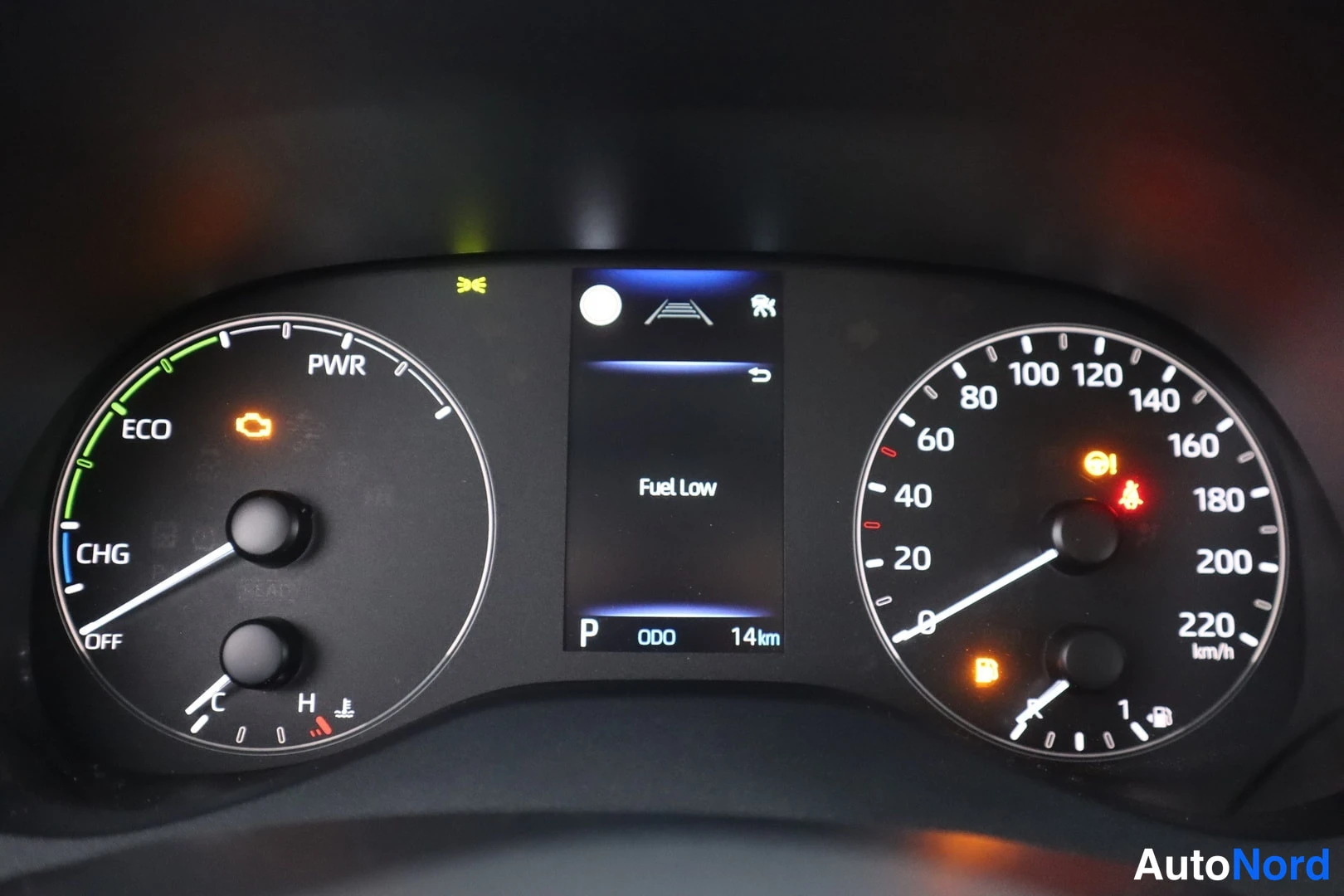 Muu: Mittaristokuvan vasemmassa kaavaimessa PWR, ECO ja CHG; oikealla nopeusmittari 0-220 km/h. Näytöllä 'Fuel Low' ja 'P ODO 14 km'.