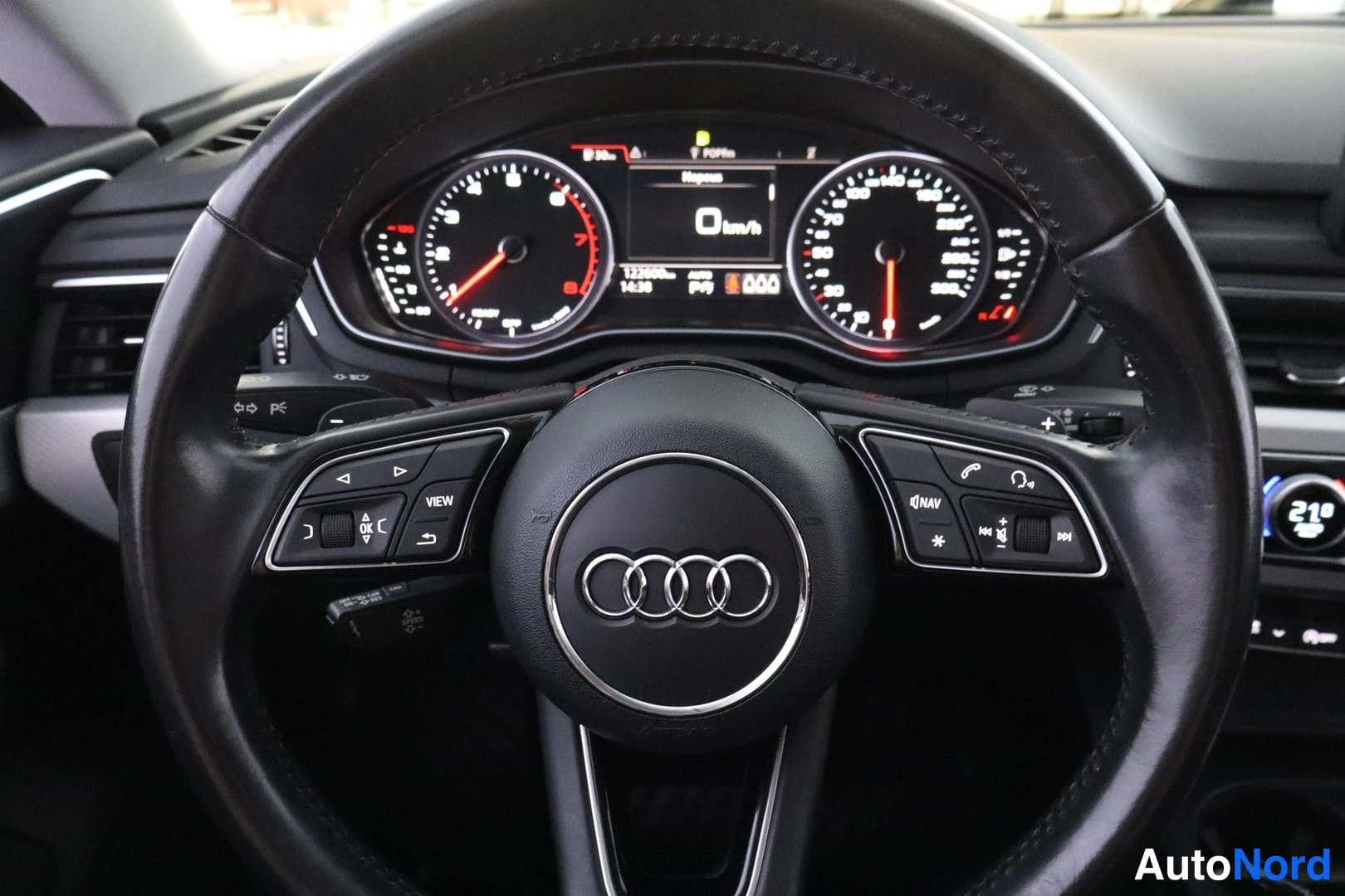 Muu: Ohjauspyörä ja kojelauta. Audi-tunnuksellinen monitoimiohjauspyörä, mittaristo näyttää 122600 km ja vaihteen P.