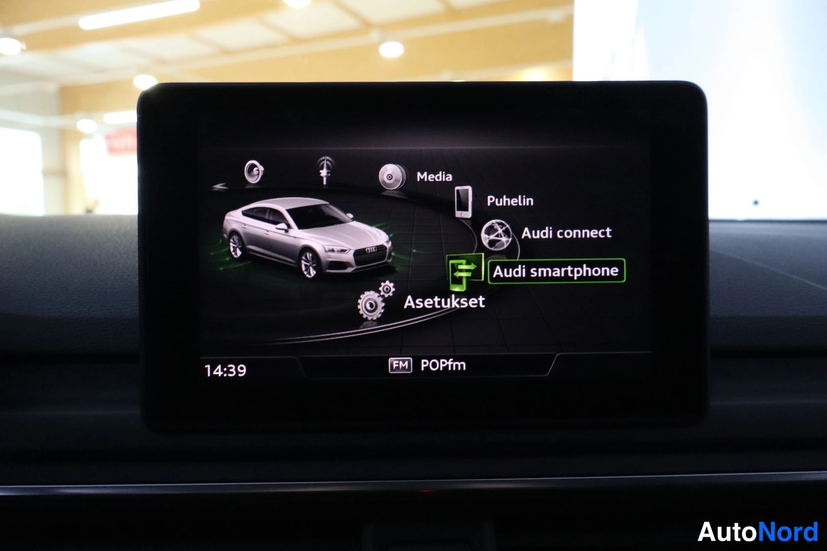 Yksityiskohta: Keskellä näyttö Audi MMI-menu, Audi smartphone, Asetukset, Media, Puhelin, Audi connect.