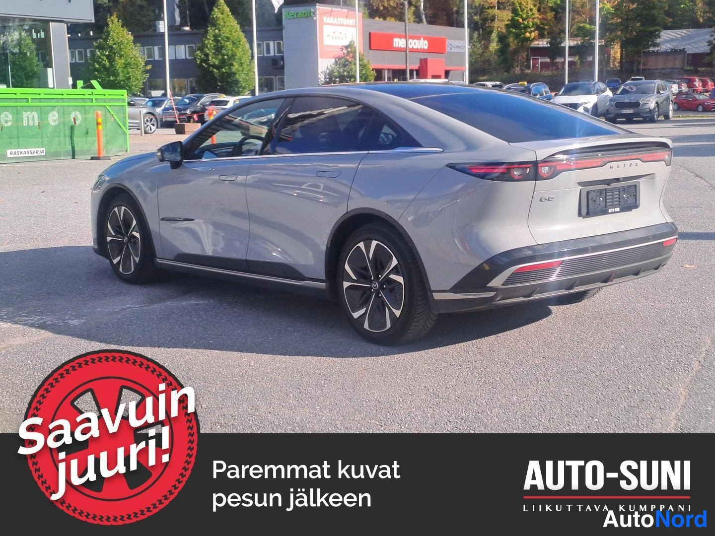 Takaviisto: Hopeanvärinen Mazda 6e -sedan takakolmannes: takavalot, takapuskuri ja auton kylki näkyvät.
