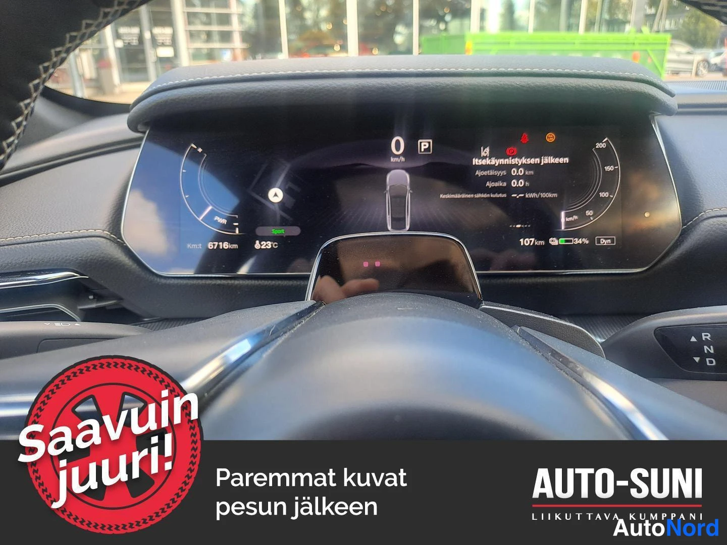 Muu: Ohjaamon digitaalinen mittaristo: nopeus 0 km/h, vaihde P, matkamittari 6716 km, sähköllä toimintamatka 107 km ja akun varaustila 34 %.
