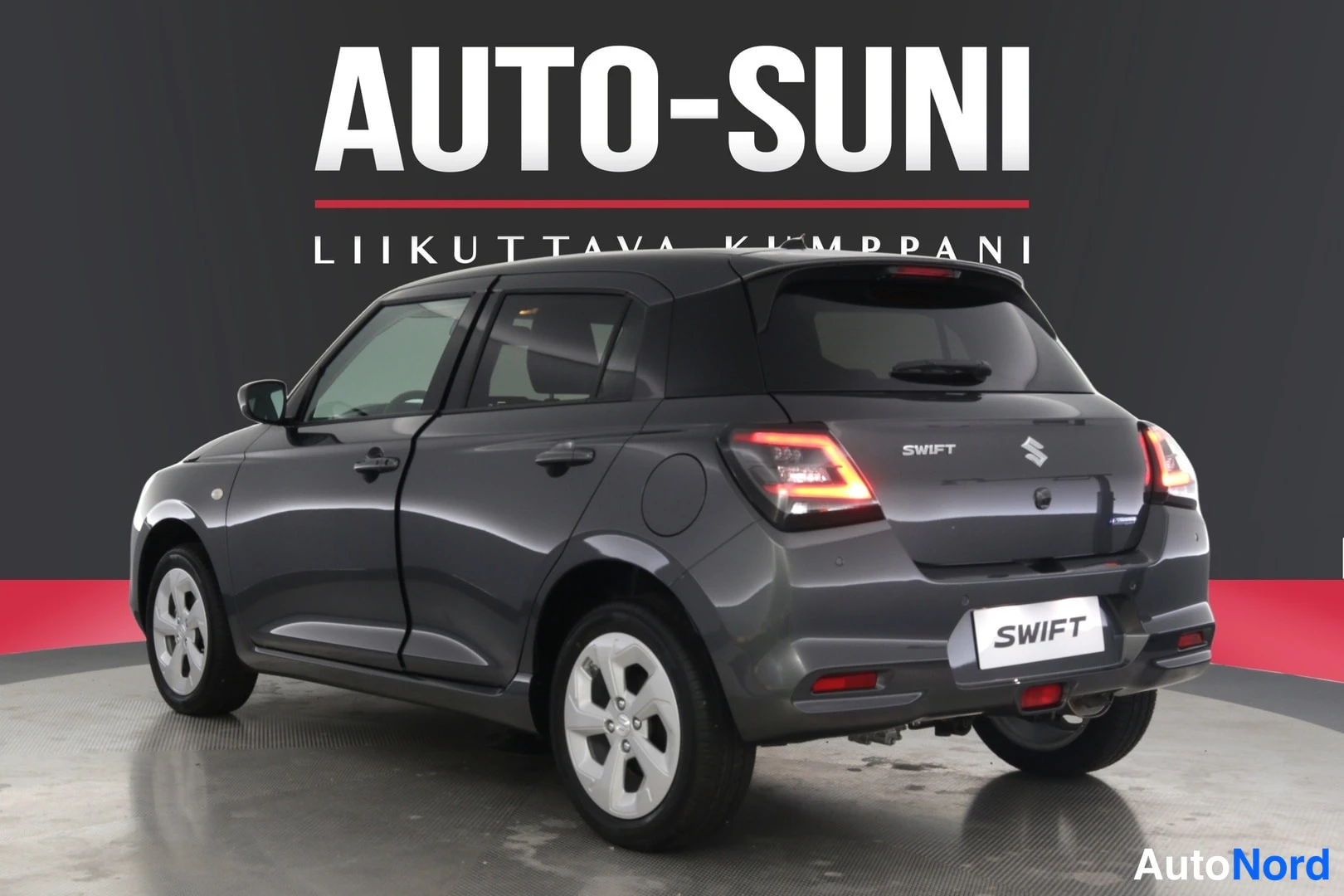 Takaviisto: Harmaan Suzuki Swiftin takaosa ja vasen sivu näkyvät studioissa.
