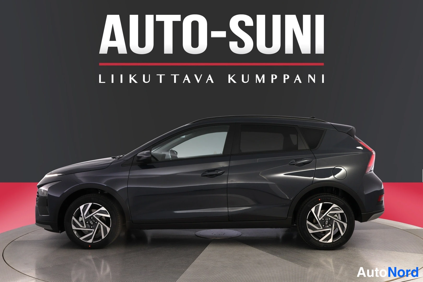 Sivulta: Mustanharmaa tila-auto sivusta myytävänä