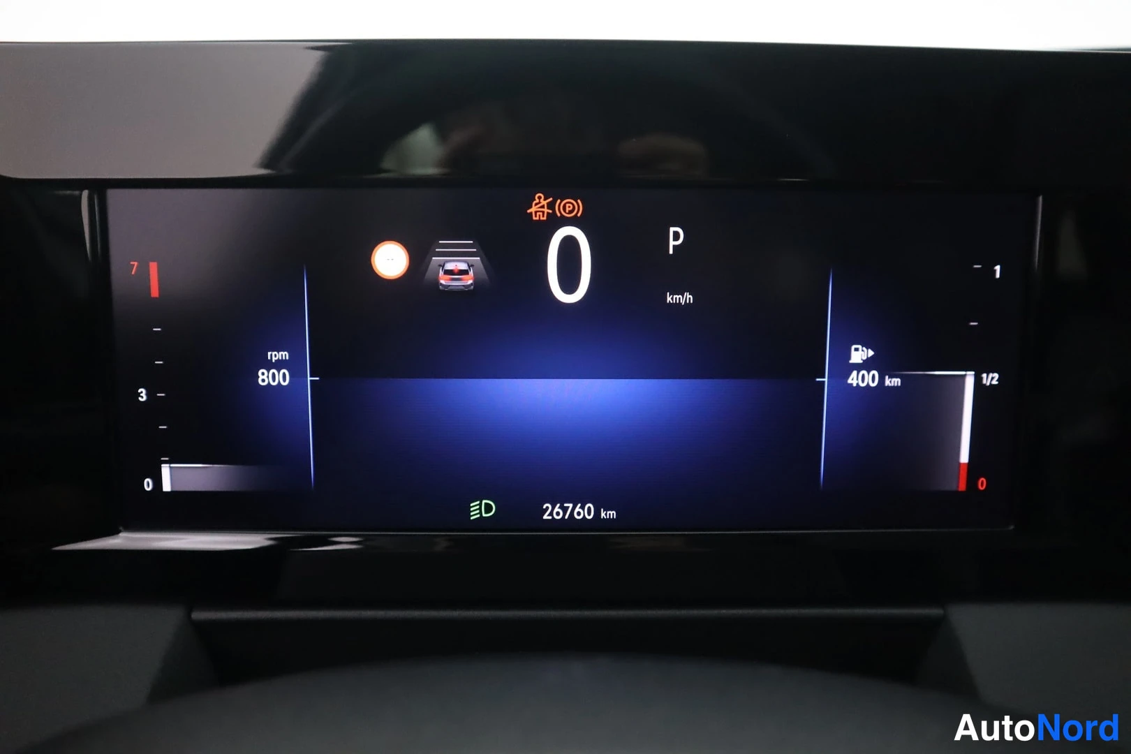 Muu: Digitaalinen mittaristo lähikuvassa: nopeus 0 km/h, vaihde P, kierrosluku 800 rpm, toimintamatka 400 km ja kokonaislukema 26760 km.