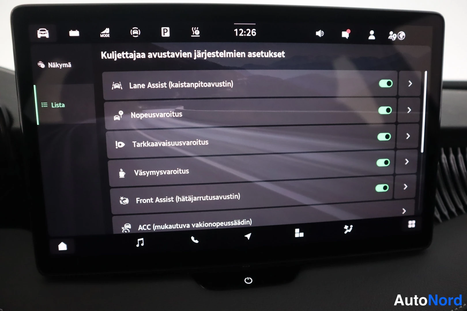 Muu: Aputoimintojen asetuslista kosketusnäytöllä, mukana muun muassa Lane Assist ja mukautuva vakionopeussäädin.