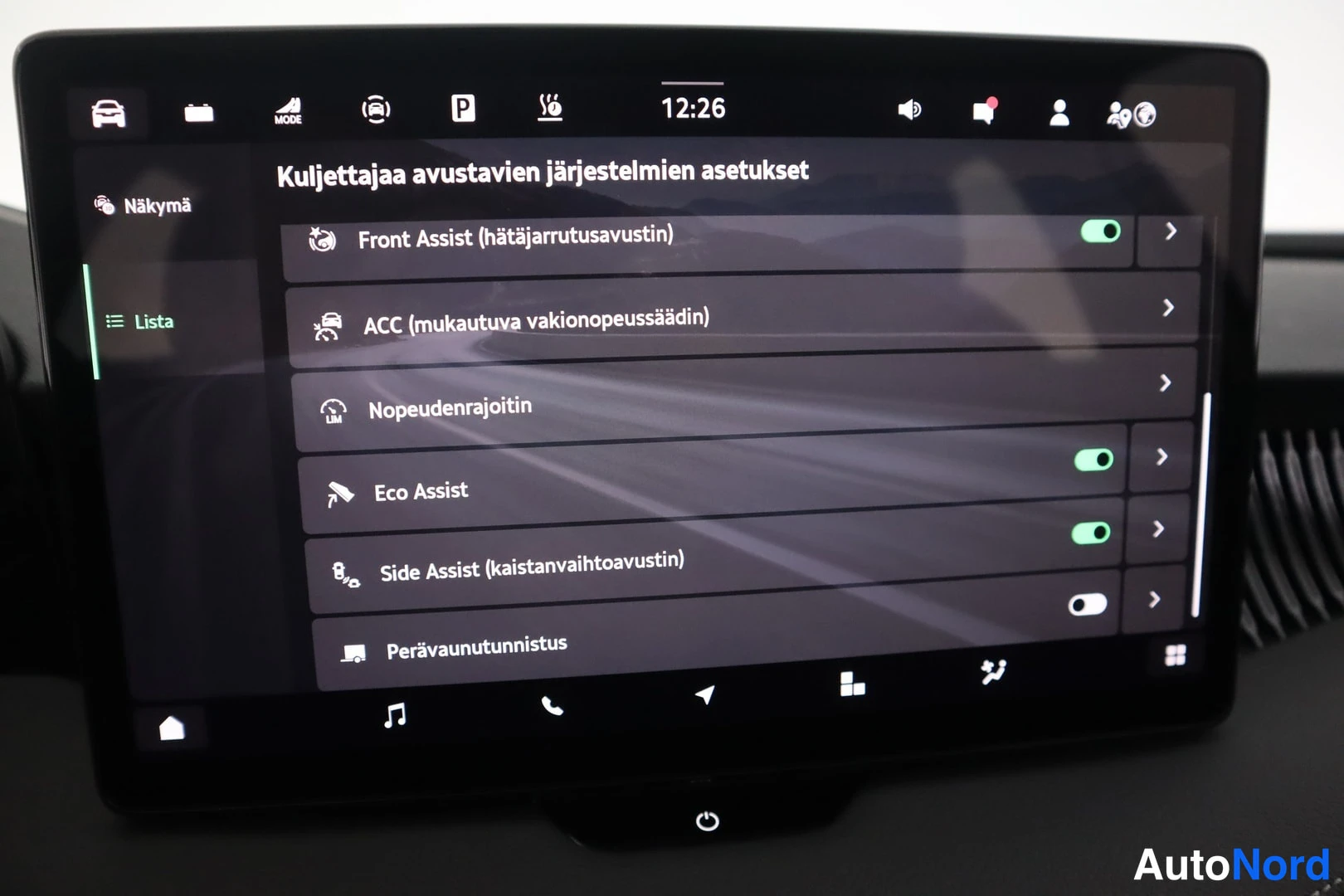 Muu: Aputoimintojen asetusvalikko jatkuu näytöllä: Side Assist, Eco Assist ja Nopeudenrajoitin.