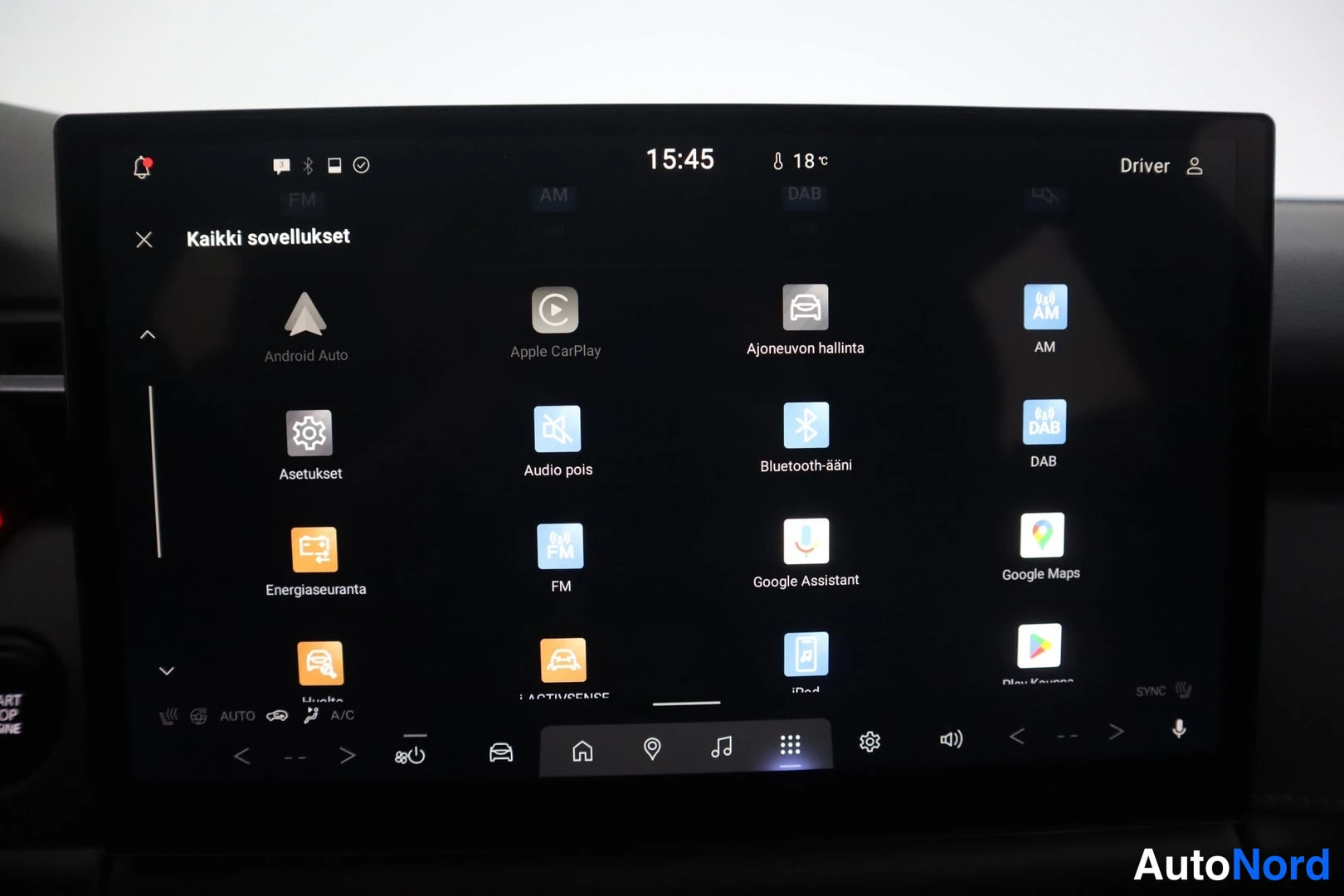 Muu: Infotainment-näytön sovellusvalikko 'Kaikki sovellukset', jossa näkyvät muun muassa Android Auto, Apple CarPlay, Ajonewon hallinta, AM, Asetukset, Audio pois, B