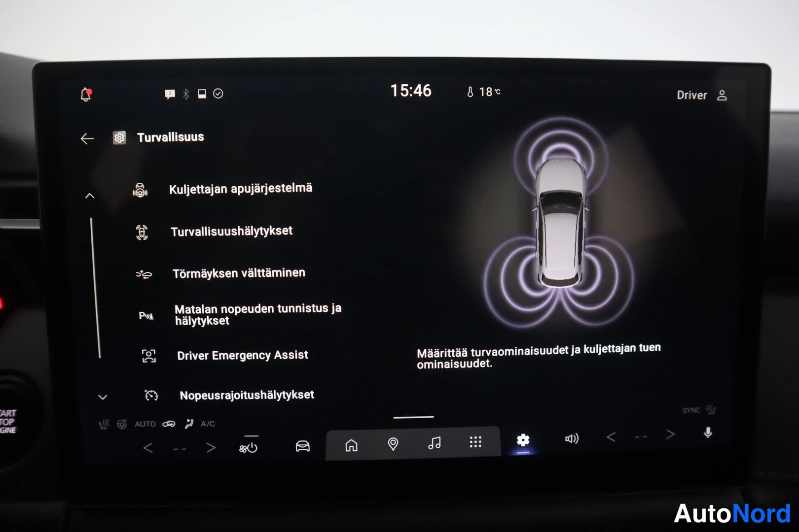 Muu: Auton kojelaudan infotainment-näyttö näyttää suomenkielistä Turvallisuus-valikkoa vaihtoehdoilla kuten Kuljettajan apujärjestelmä ja Törmäyksen välttäminen.