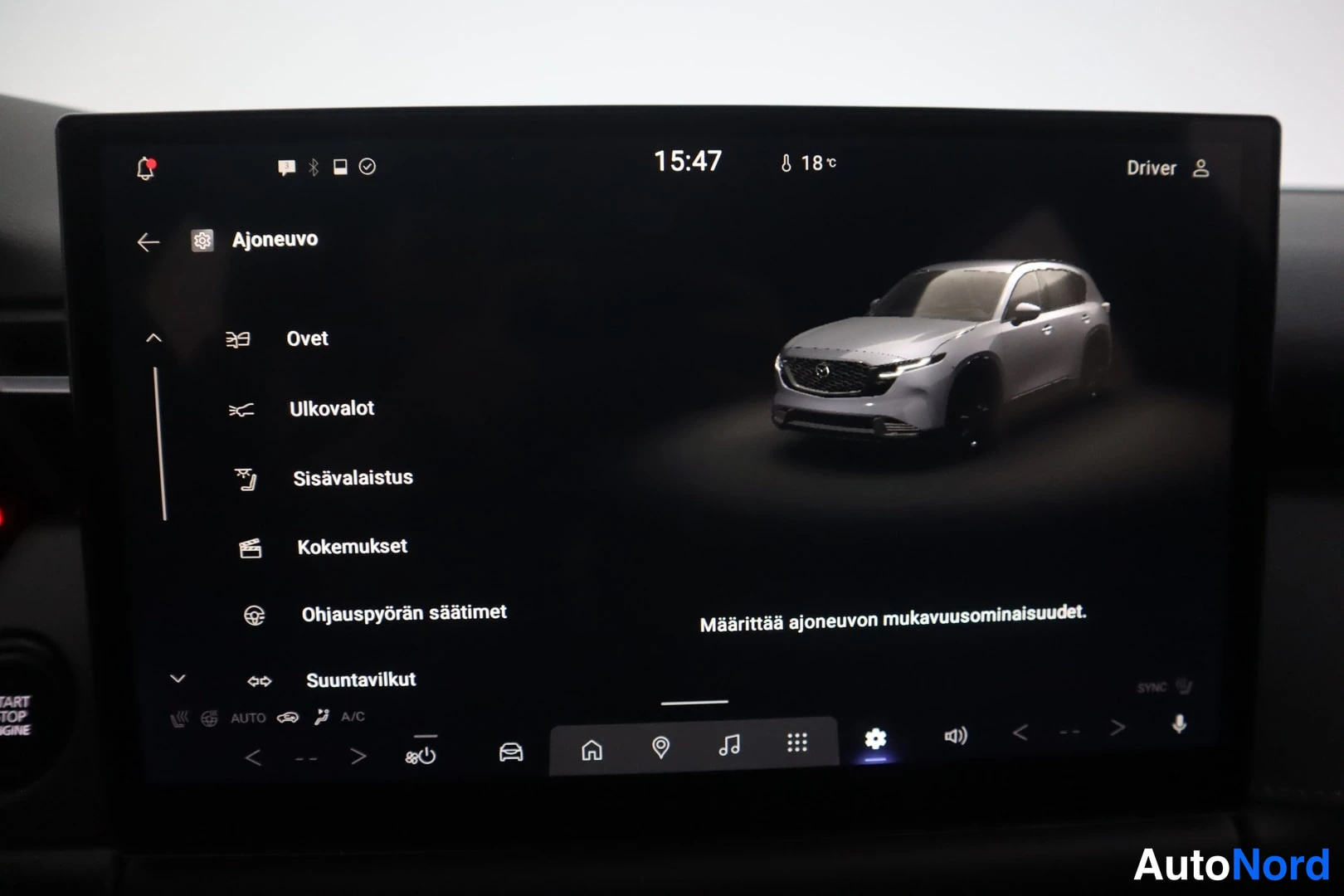 Muu: Auton kojelaudan infotainment-näyttö näyttää Ajoneuvo-valikkoa vaihtoehdoilla Ovet, Ulkovalot ja Sisävalaistus.