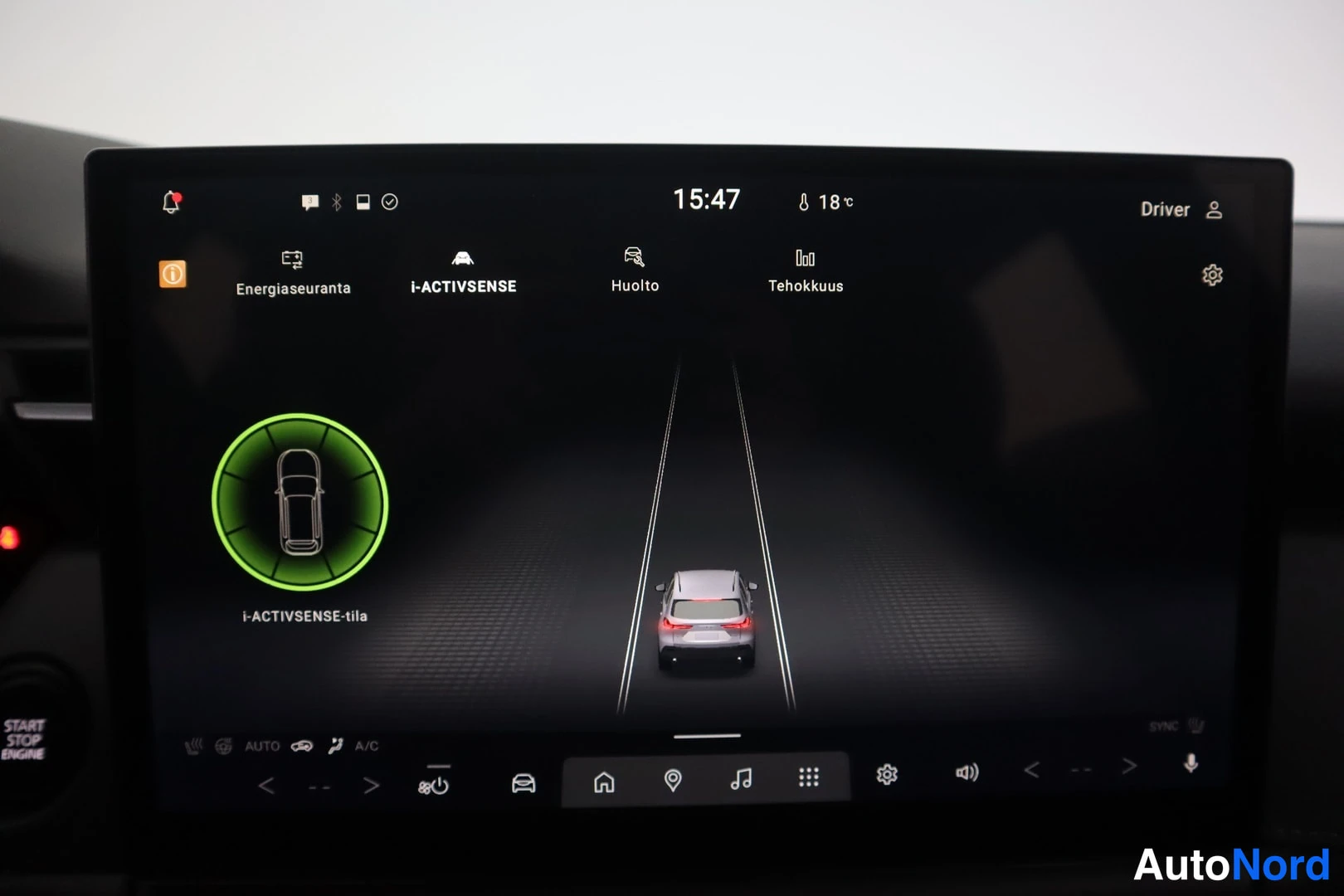Muu: Auton kojelaudan infotainment-näyttö näyttää i-ACTIVSENSE-tilan vihreänä ja kaistannäytön Huolto- ja Tehokkuus-valikoiden alla.