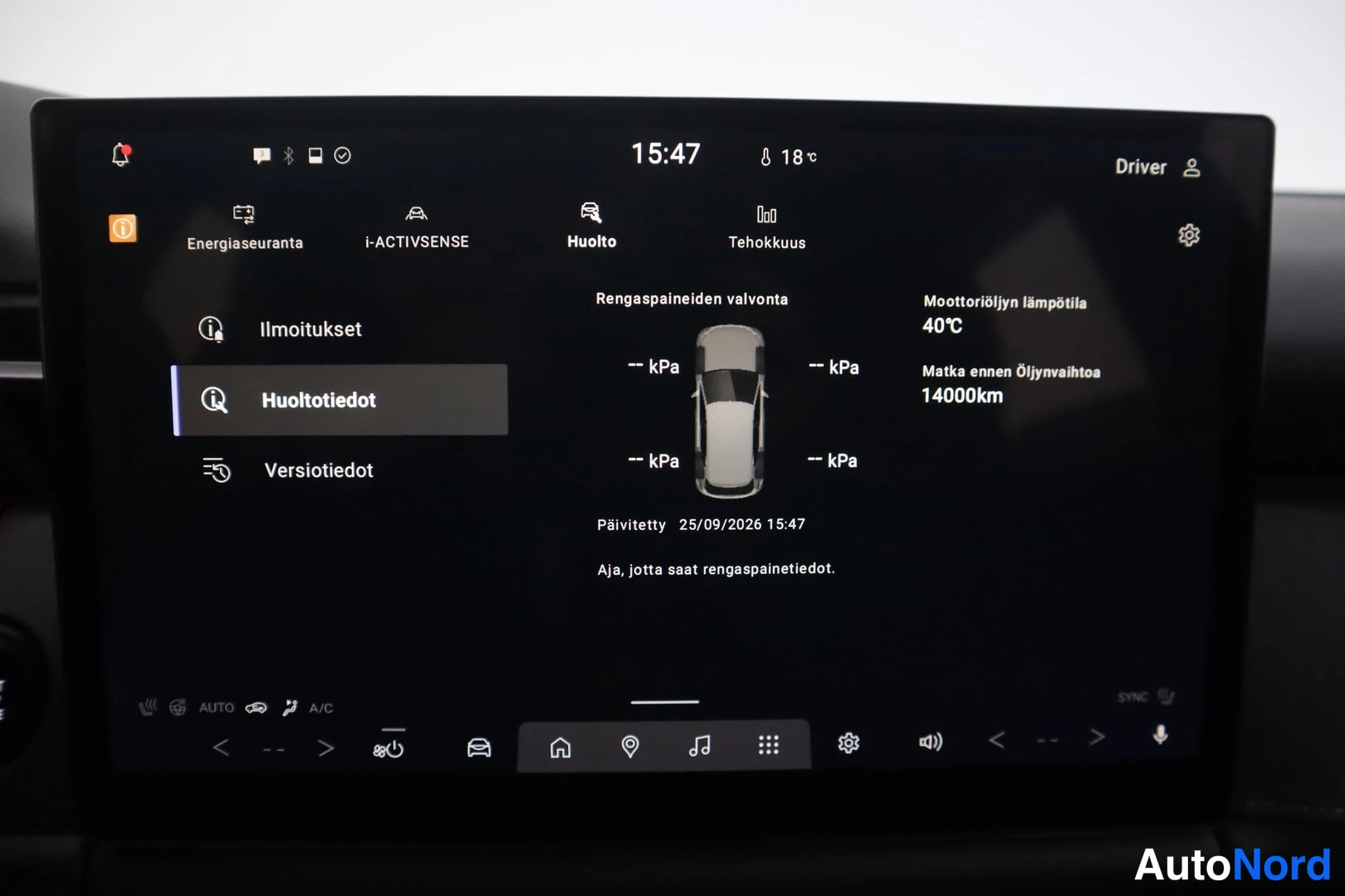 Muu: Auton kojelaudan infotainment-näyttö näyttää Huoltotiedot-valikon, rengaspaineiden valvonnan ja moottoriöljyn lämpötilan 40°C.