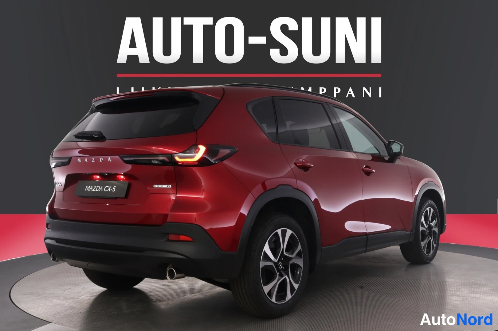 Takaviisto: Punaisen Mazda CX-5 -maasturin takaa- ja sivunäkymä, jossa takavalot ja MAZDA CX-5 -kilpi näkyvät studiossa.