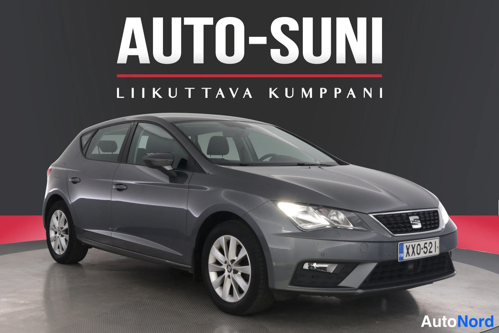 Etuviisto, nokka oikealle: Auto-Suni: Seat Leon 2017 – se malli, jota kaikki etsivät: harmaa Seat Leon 2017