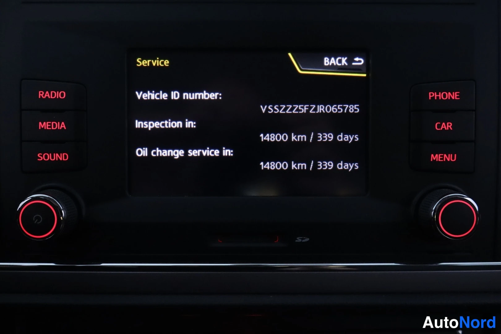 Muu: Infotainment-näytön Service-sivu: Vehicle ID number VSSZZZ5FZJR065785, Inspection in 14800 km / 339 days, Oil change service in 14800 km / 339 days.