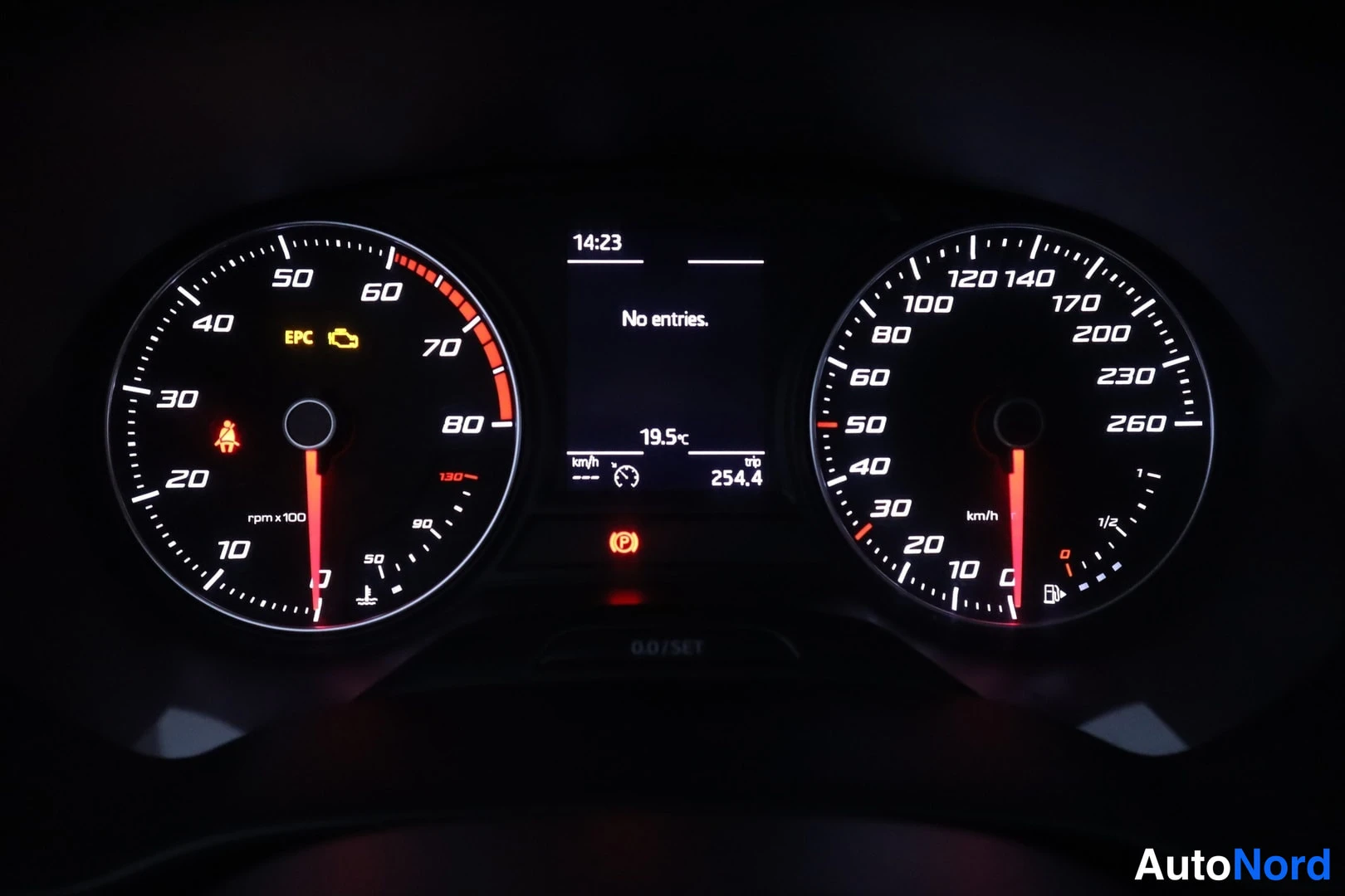 Muu: Mittaristo: nopeusmittari 260 km/h asti, kierroslukumittari, EPC-varoitus ja käyntinopeus 254.4 tripmetrib.