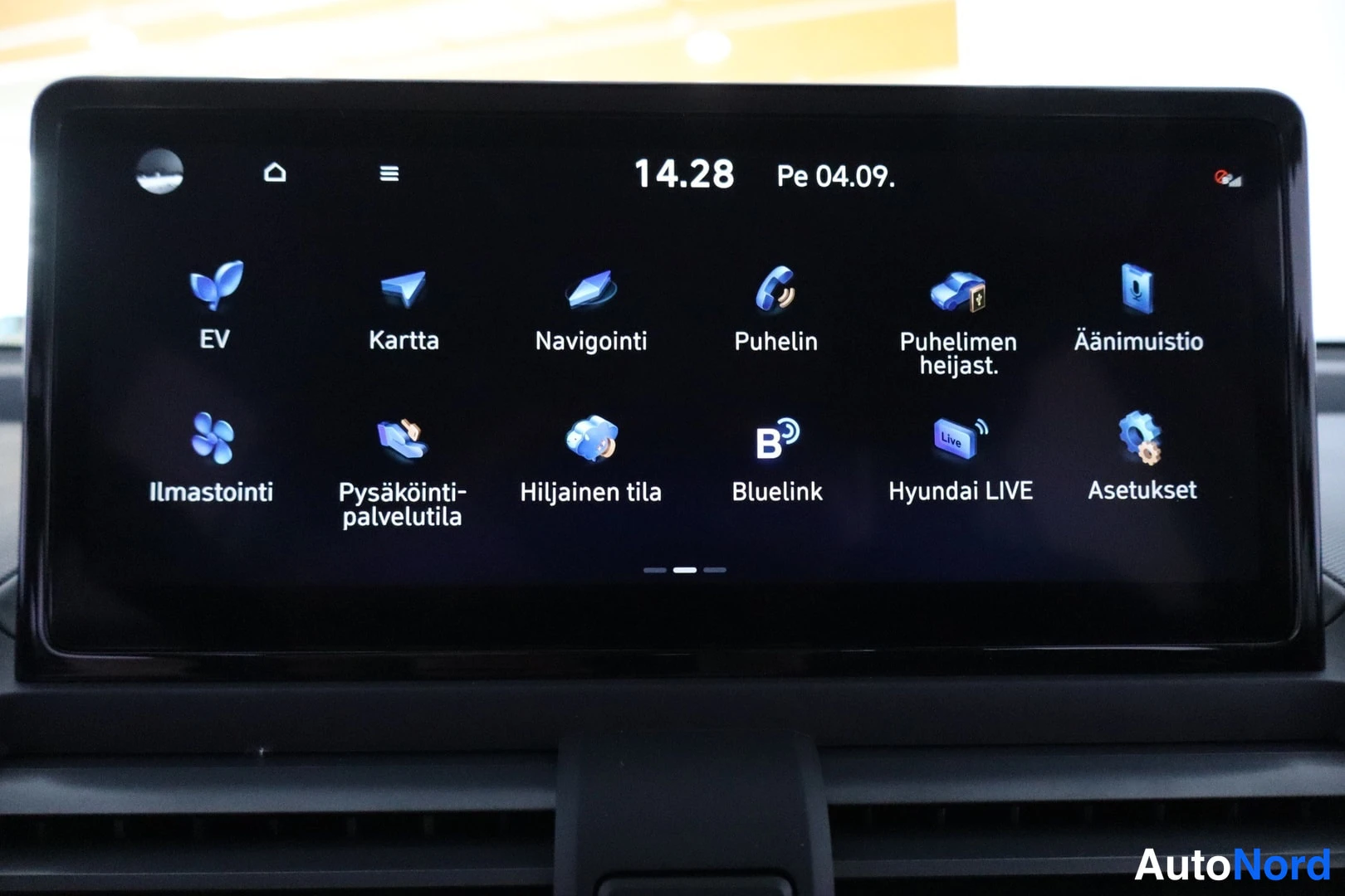 Muu: Infotainment-näytön valikko sovelluksilla EV, Kartta, Navigointi, Puhelin, Puhelimen heijast., Äänimuistio, Ilmastointi, Pysäköintipalvelutila, Hiljainen tila,