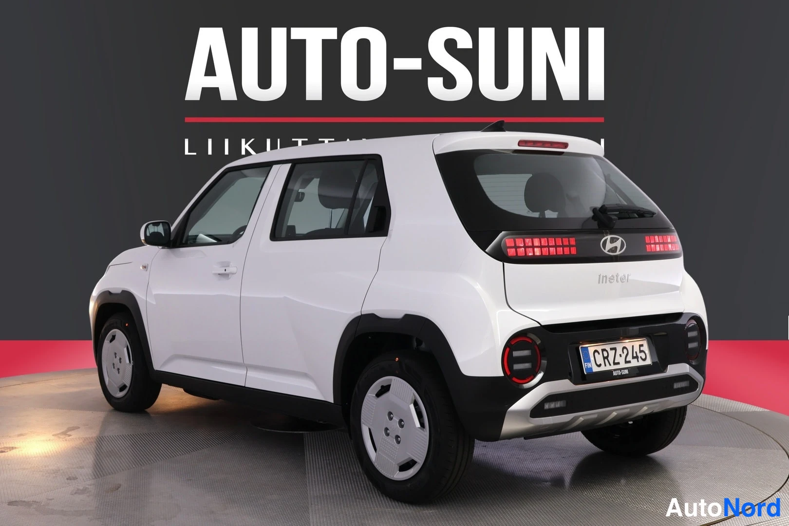 Takaviisto: Auton takaosasta ja vasemmasta kyljestä kuvattu valkoinen Hyundai Inster, rekisterikilpi, takavalot ja 'inster'-tunnus näkyvät.