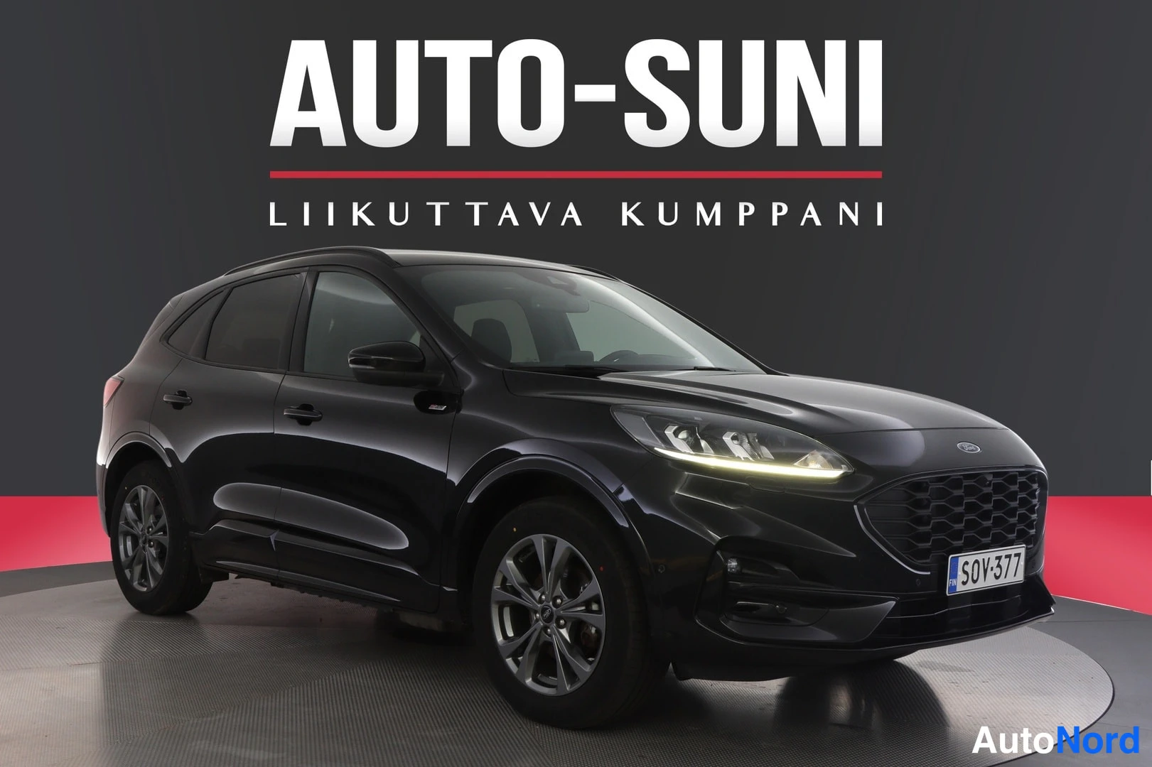 Etuviisto, nokka oikealle: Musta Ford-katkarapuveto. Etu- ja vasen sivunäkökulma, jossa näkyy etusäleikkö, LED-ajovalot ja hopeanharmaat kevytmetallivanteet.