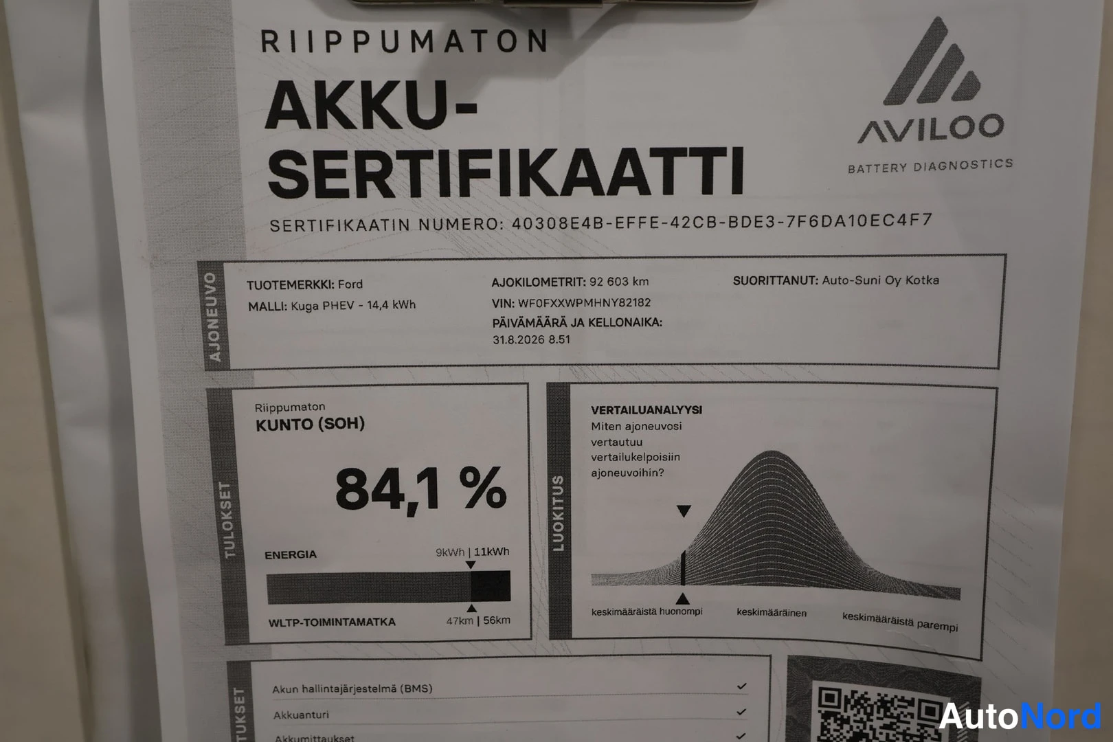 Etuviisto, nokka vasemmalle: Aviloo-yrityksen akkusertifikaatti, jonka mukaan auton kuntoprosentti on 84,1 ja akun kapasiteetti 9-11 kWh.