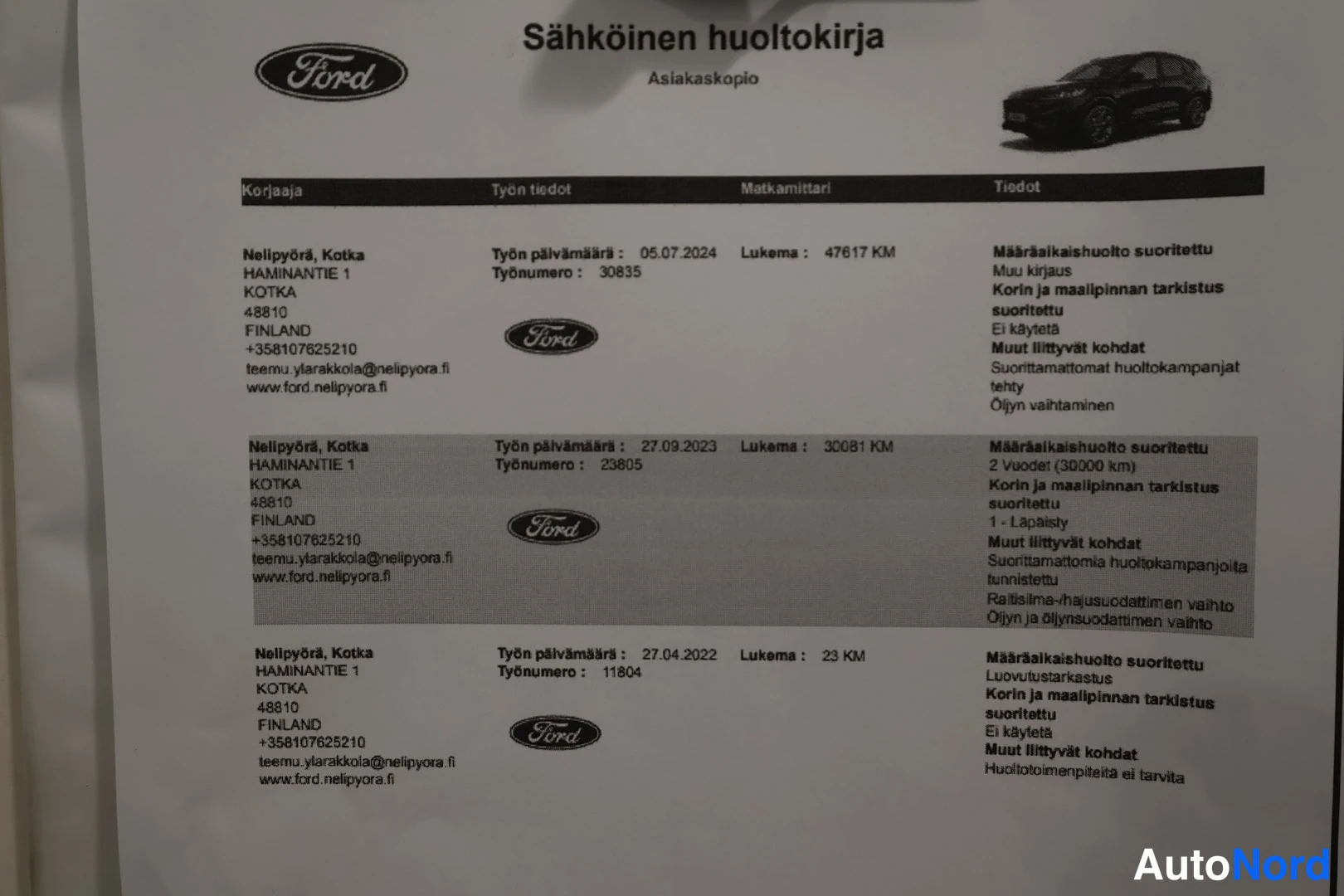 Etuviisto, nokka vasemmalle: Sähköinen huoltokirja asiakaskopio, joka listaa kolme huoltoa 23 km:stä 47 617 km:en ajokilometreihin vuosina 2022-2024.