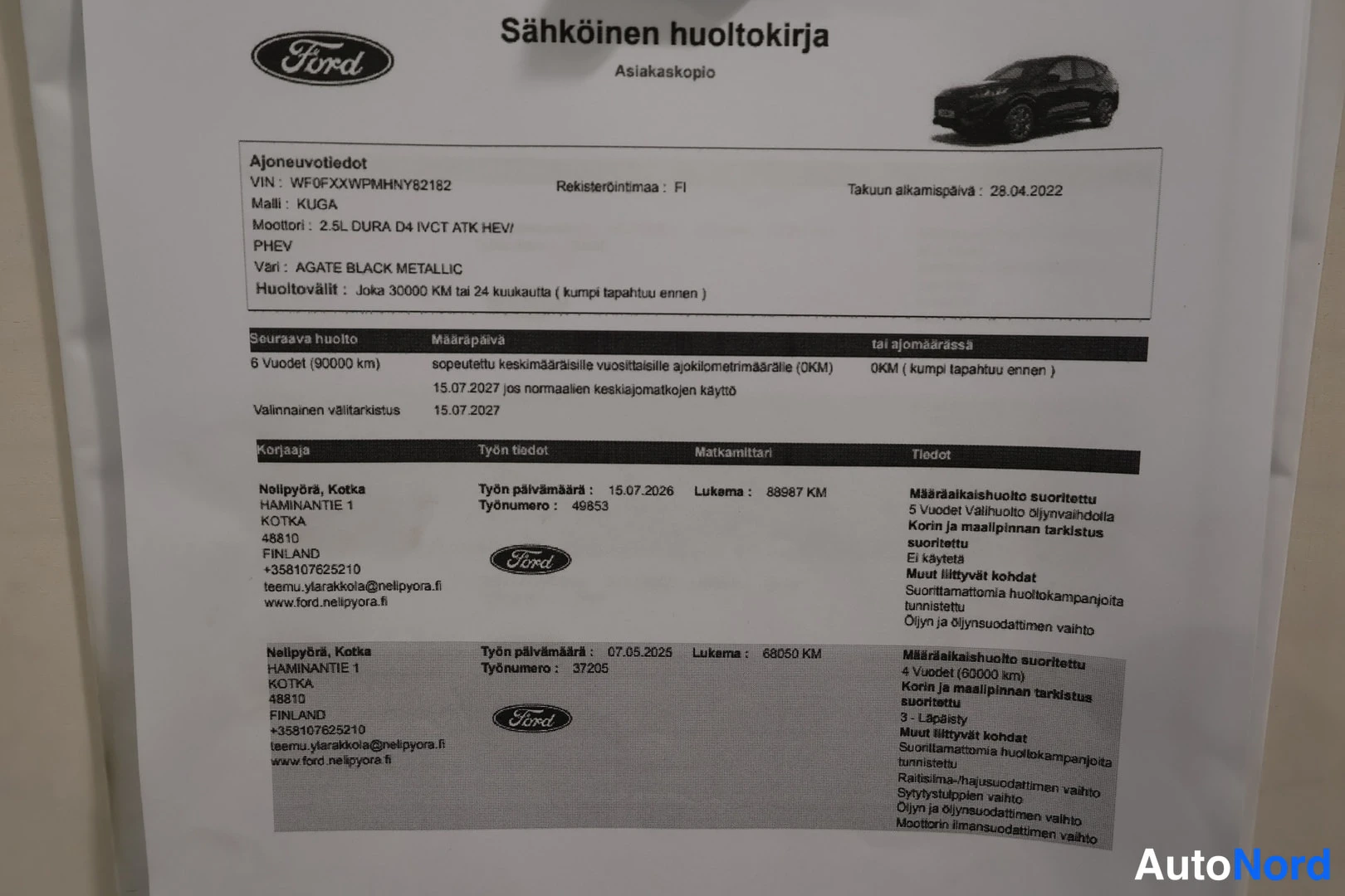 Etuviisto, nokka vasemmalle: Sähköinen huoltokirja asiakaskopio, jossa ajoneuvotiedot kuten VIN, malli KUGA ja huoltohistoria vuosilta 2025-2026.