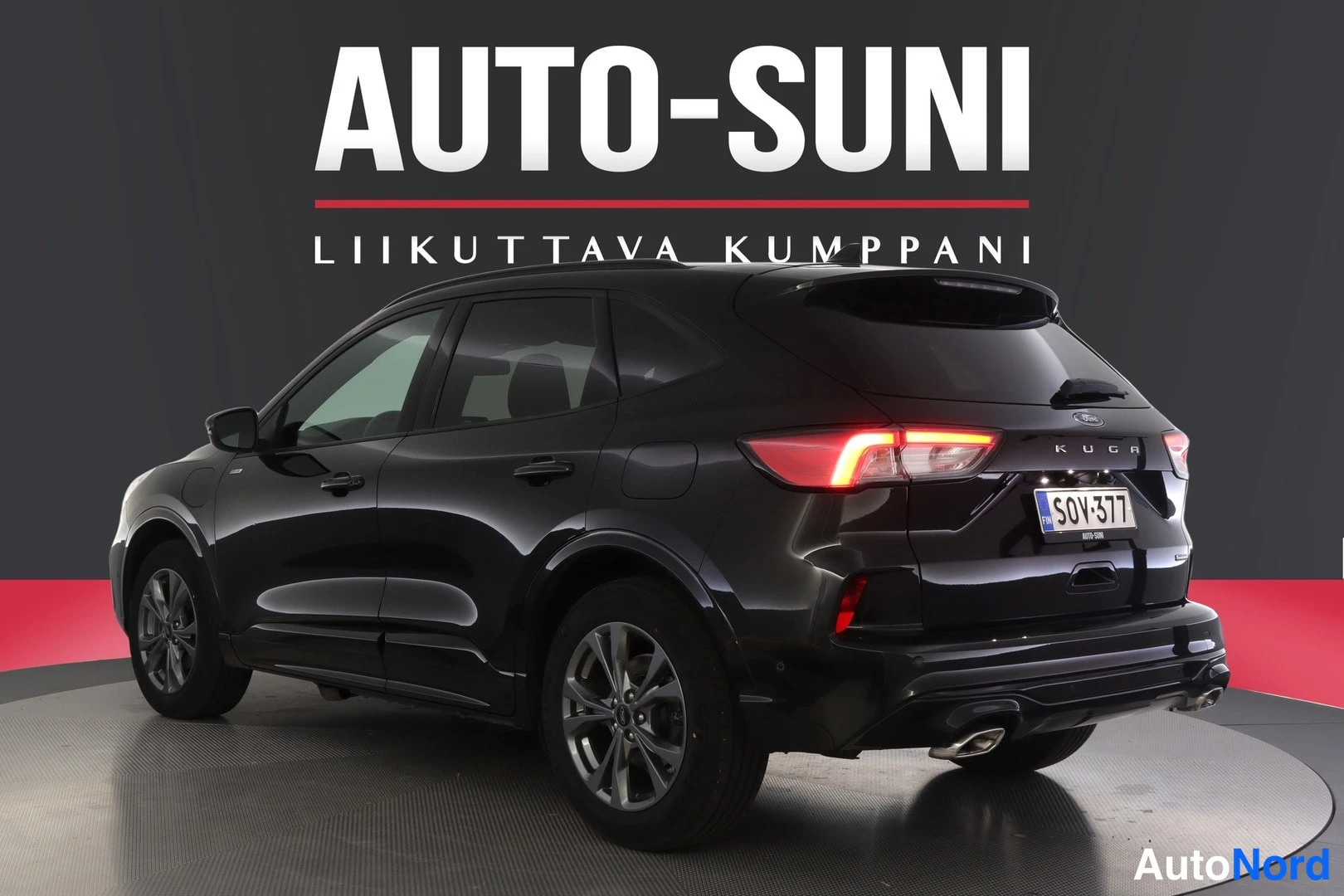 Takaviisto: Musta Ford-auto takaa hieman vasemmalta katsottuna. Rekisterinumero on lukea ja valaistut taustavalojen osat näkyvät.