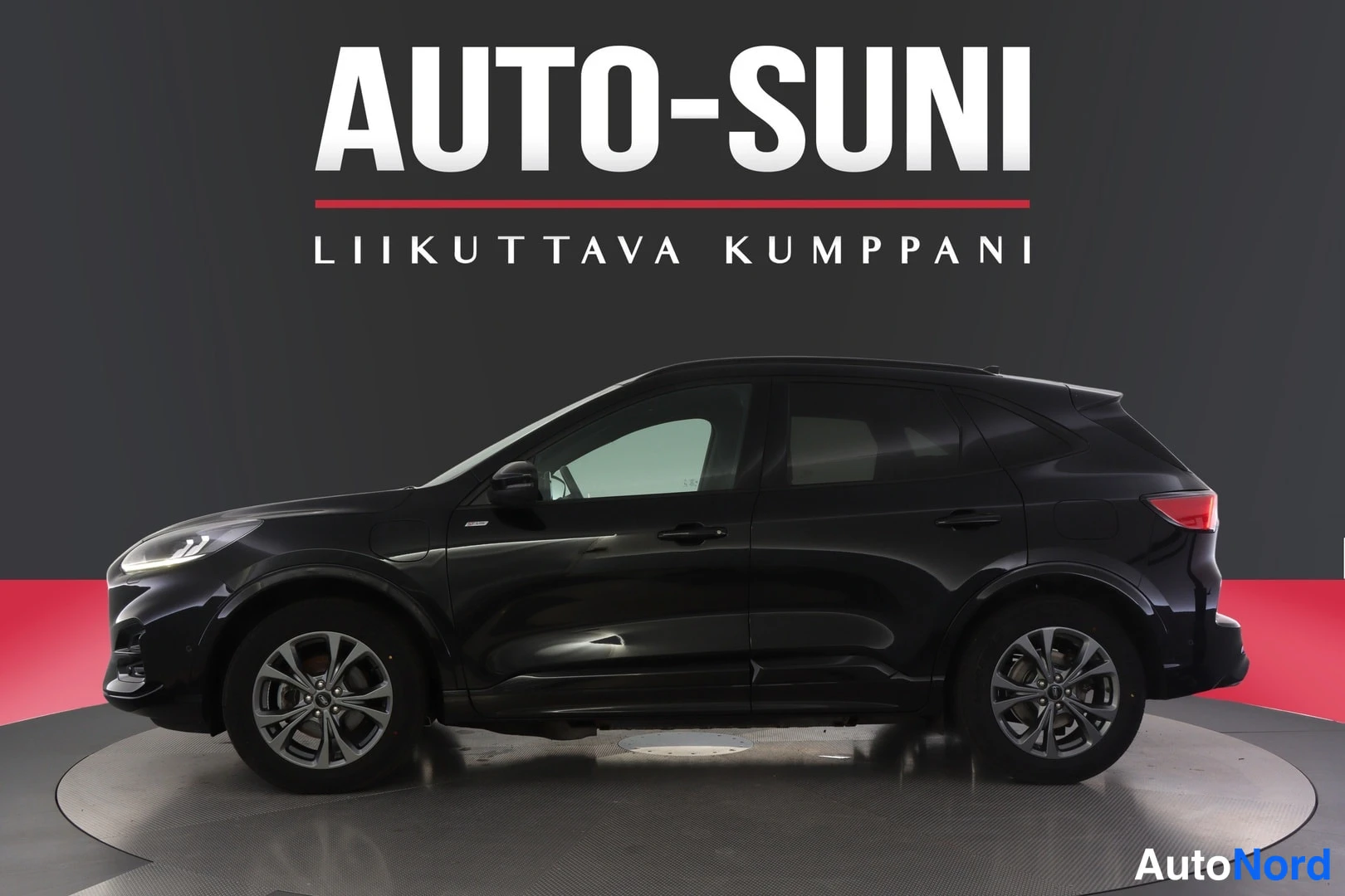 Sivulta: Mustan SUV-auton sivukuva vasemmasta sivusta, hopeavanteet ja musta koripohja näkyvät studiovyöhykkeellä.