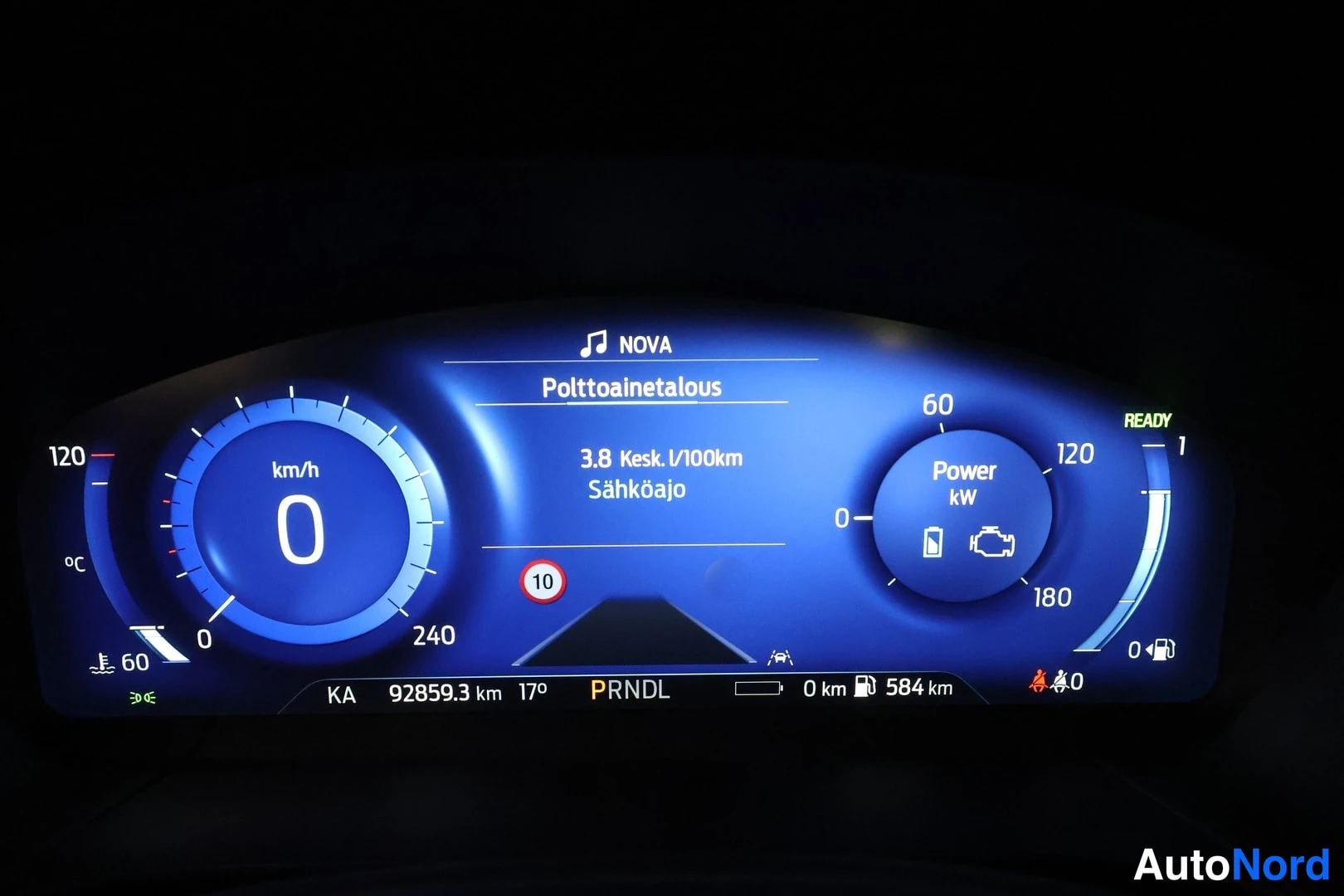 Muu: Kojelaudan näyttö hybridautoa: mittarit, polttoainetalous 3,8 l/100km, kilometrilukema 92859,3 km ja READY-merkinta.