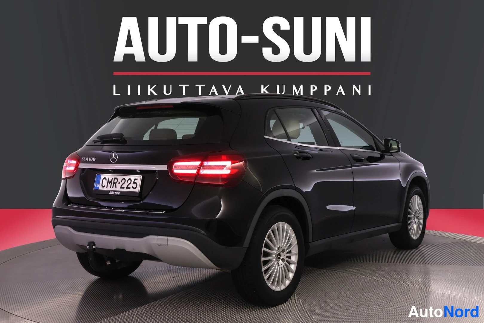 Takaviisto: Musta Mercedes-Benz GLA 180 -malli, jossa on tavanomainen takavalo ja taka-ovikahvat. Auton takapää on kuvattu ja siinä on valot ja takapuskuri sekä rekisteriki