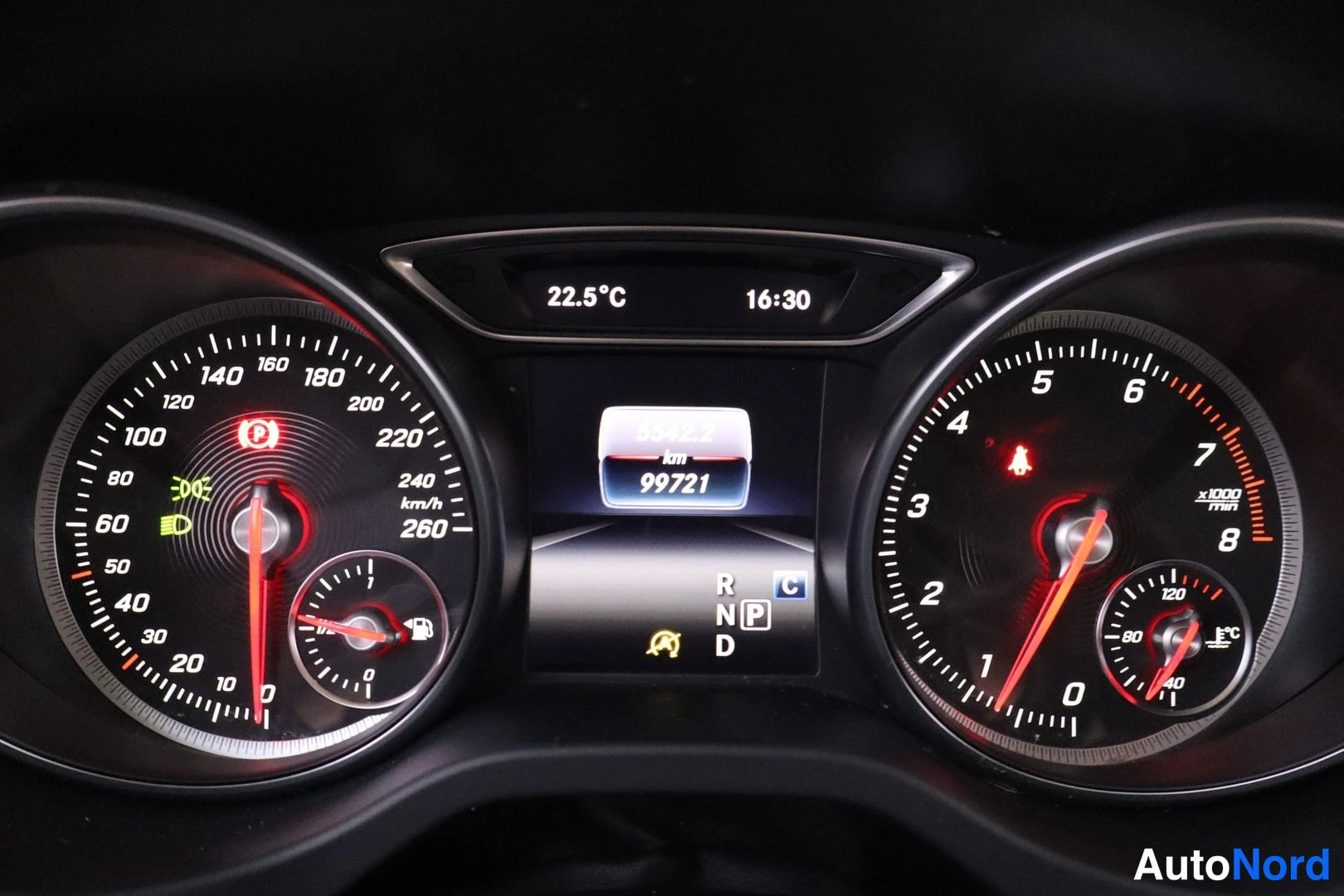 Muu: Mittaristo: nopeusmittari 0–260 km/h, kierroslukumittari 0–8, näytössä lukema 99721 km ja vaihteenvalitsija P.