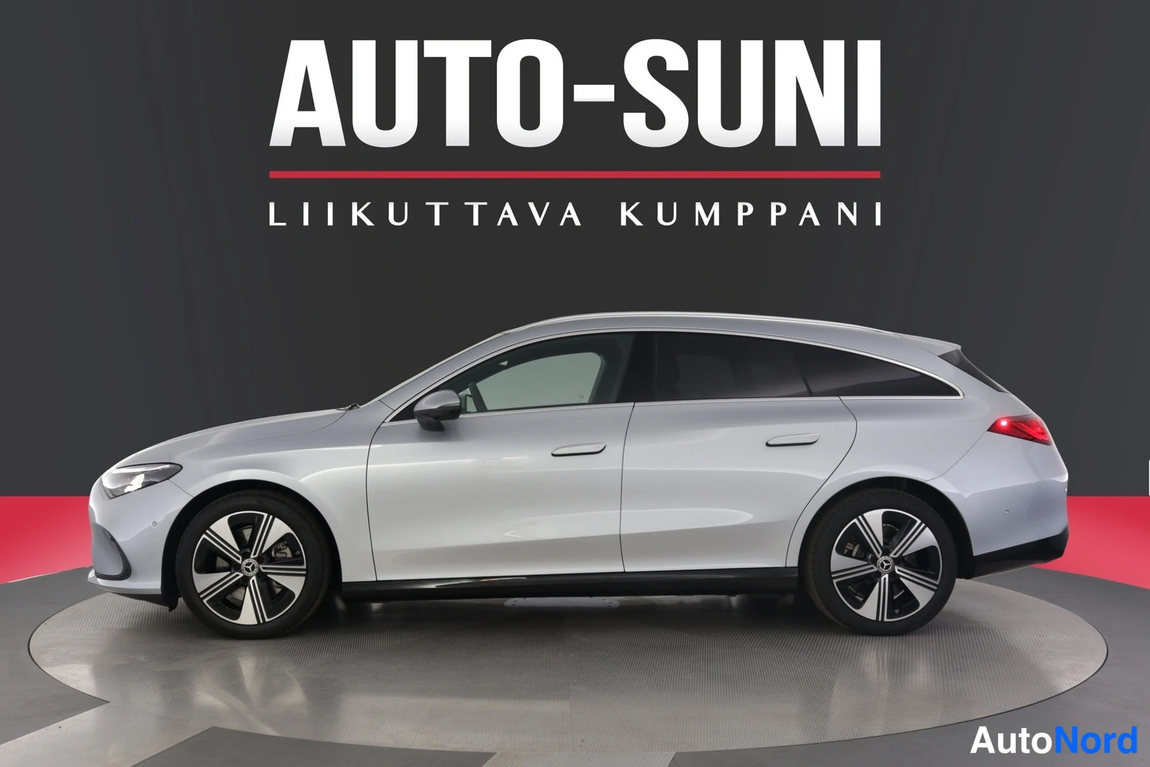 Sivulta: Auton sivukuva: hopeanvärinen farmariauto näkyvästä vasemmasta sivusta studio­maisessa ympäristössä.
