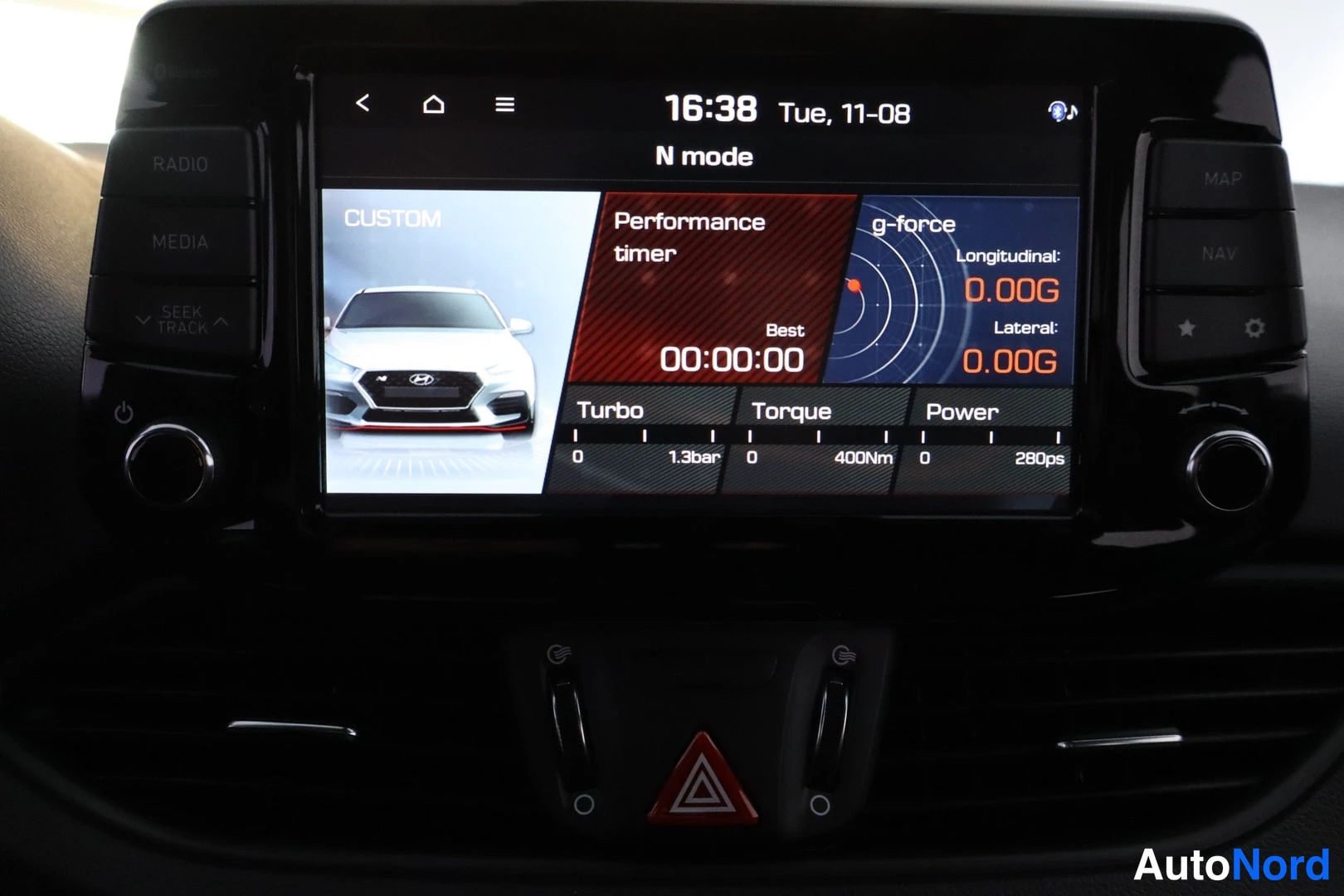Yksityiskohta: Auton kojelaudan infotainment-näyttö näyttää N mode -näkymää, jossa on suorituskykymittari, turbo-, vääntö- ja teholukemat sekä g-voima-arvot.
