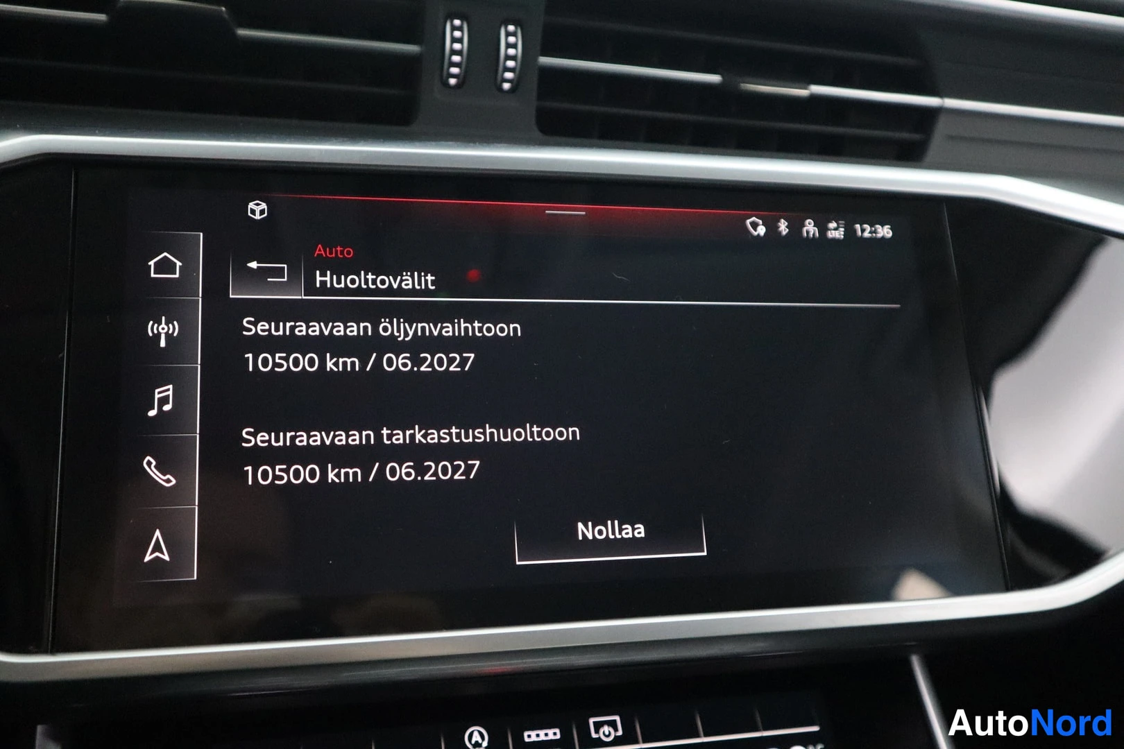 Yksityiskohta: Autojen keskikorvan infotainment-näyttö, Huoltovälit-sivu: seuraava öljynvaihto 10500 km / 06.2027 ja seuraava tarkastushuolto 10500 km / 06.2027.