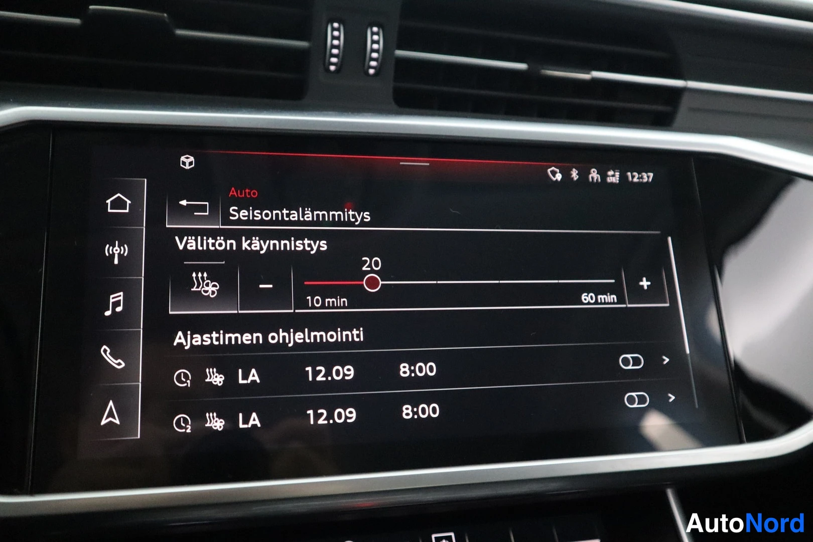 Yksityiskohta: Infotainment-näyttö, Seisontalämmitys-sivu: väliton käynnistys, ajastin 20 min, kaksi ajastinta LA 12.09 8:00.