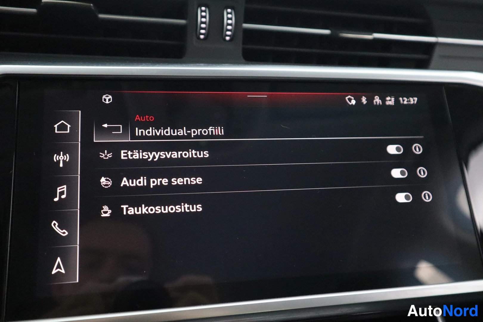 Yksityiskohta: Infotainment-näyttö, Individual-profiili-sivu, jossa Etäisyysvaroitus, Audi pre sense ja Taukosuositus ovat päällä.