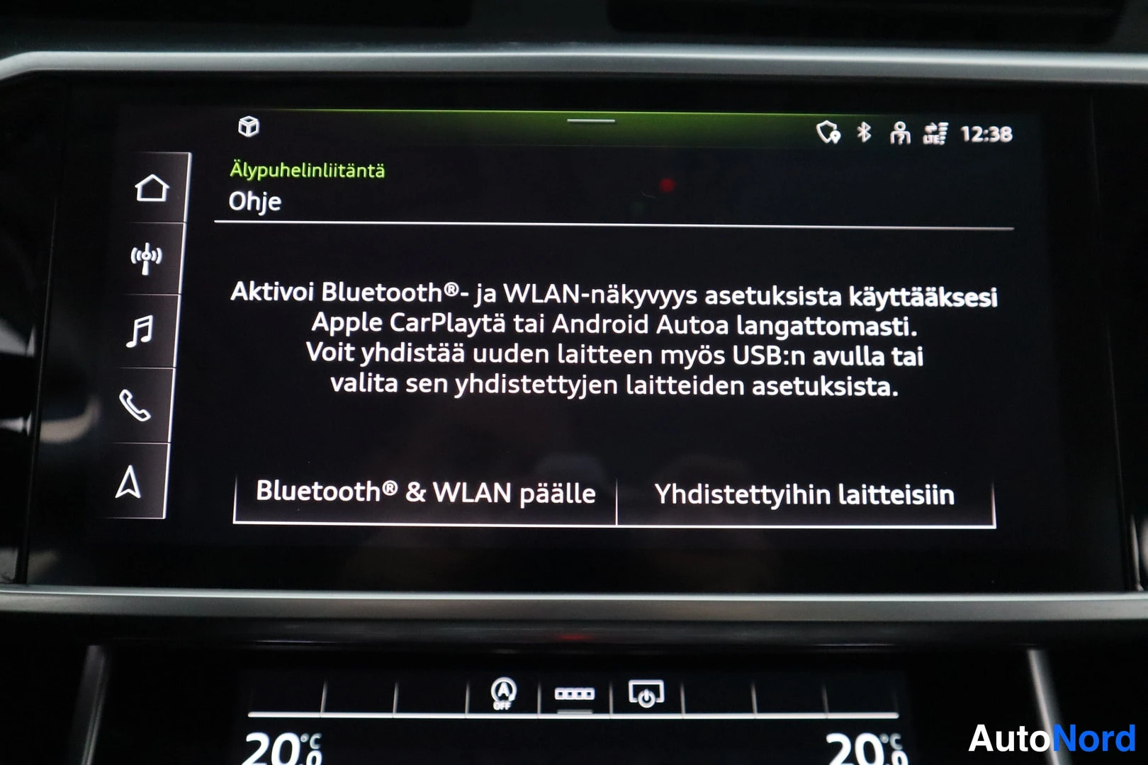 Muu: Auton infotainment-näyttö, jossa Älypuhelinliitännän ohje: teksti neuvoo aktivoimaan Bluetooth- ja WLAN-näkyvyyden Apple CarPlayn tai Android Auton langatonta k