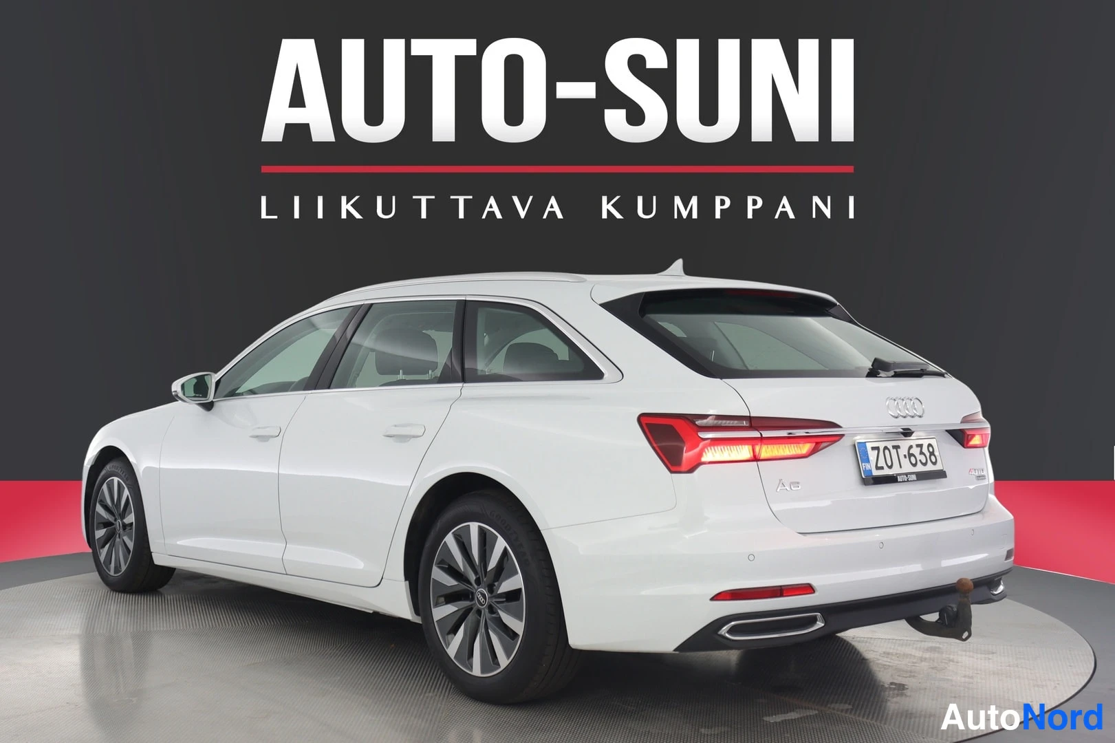 Takaviisto: Valkoinen farmariauto takakulmasta oikealta, -kilpi ja vetokoukku takapuskessa.