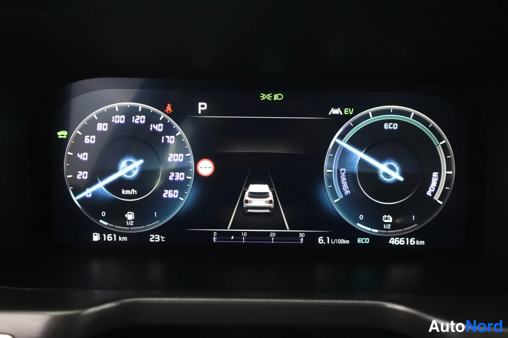 Muu: Digitaalinen mittaristo: nopeusmittari, ECO-merkki, EV-tila, ajotietokanta 46 616 km ja polttoainetehokkuus 6,1 l/100km.
