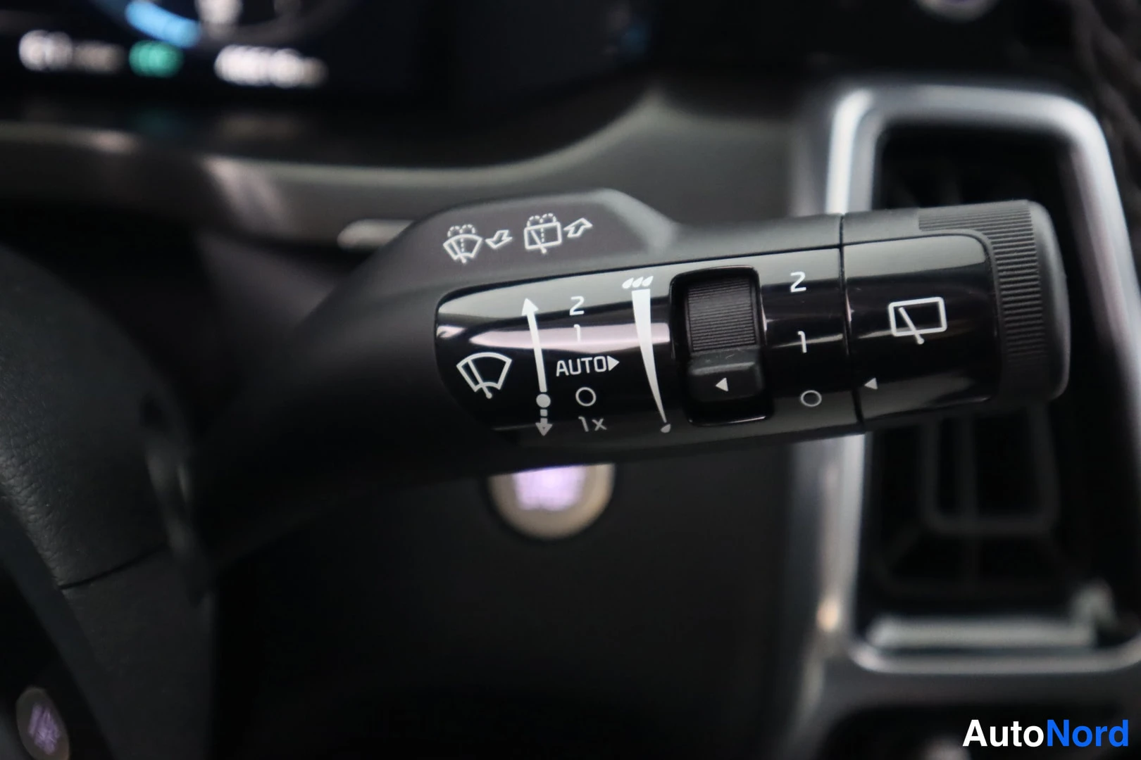 Yksityiskohta: Tuhkaritvarsi AUTO-asennolla; tuulilasinpyyhkijän ja suihkutusmerkit.