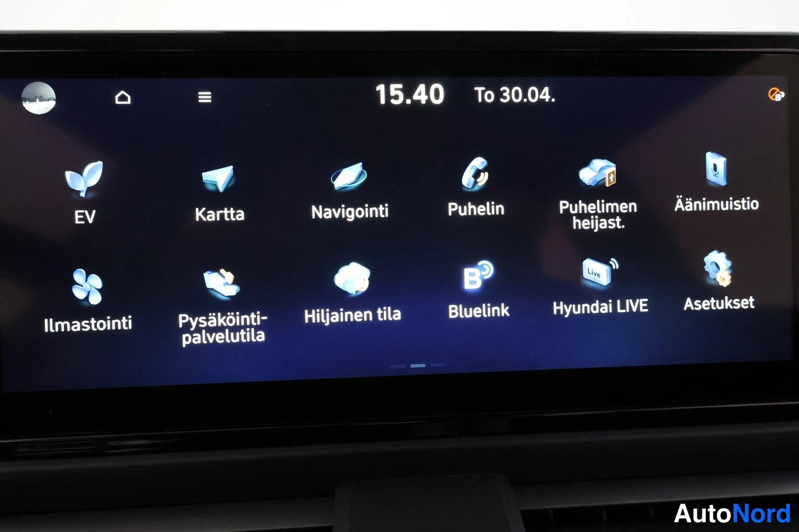 Sivulta: Infotainment-näytön valikko kuvakkeilla EV, Kartta, Navigointi, Puhelin, Puhelimen heijastus, Ääanimuistio, Ilmastointi, Pysäköintipalvelutila, Hiljainen tila,