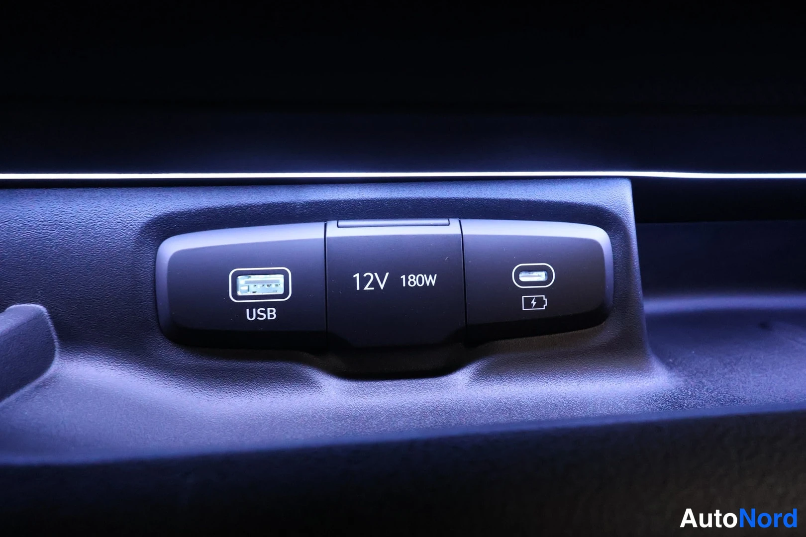 Yksityiskohta: Sisätiloissa USB-portti ja 12 V 180 W virtalähde.