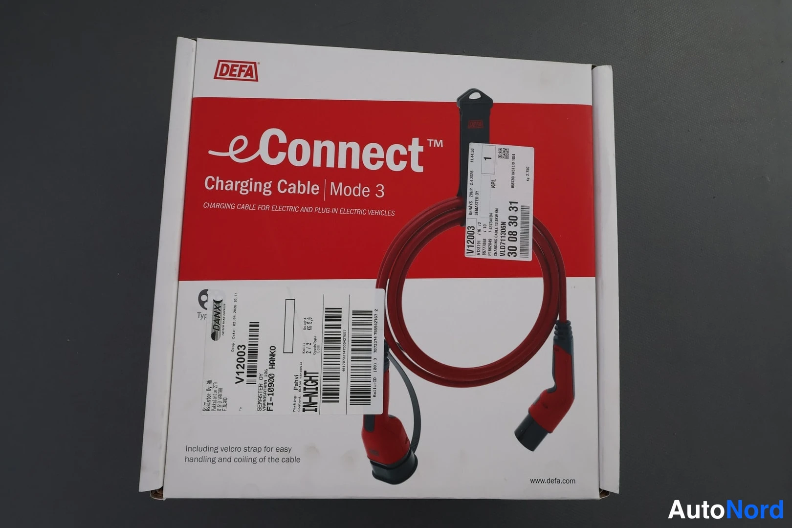 Muu: DEFA eConnect Mode 3 -latauskaapelin laatikko, jossa punainen kaapeli ja Type 2 -liitin.