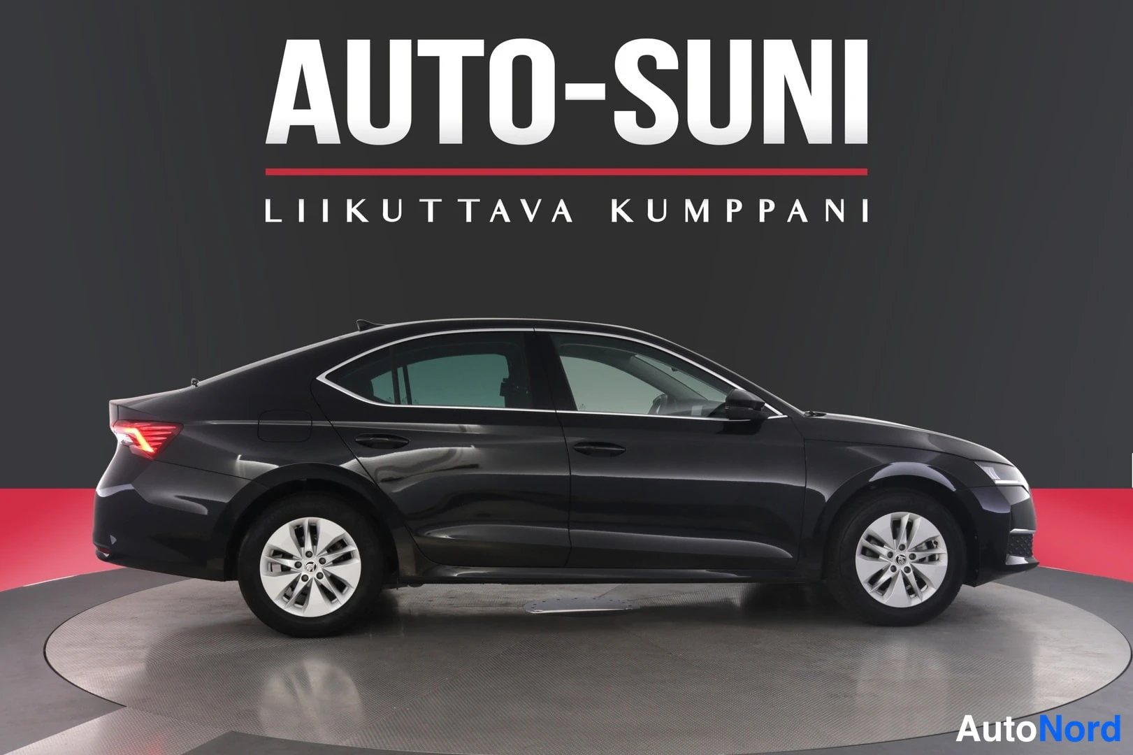Sivulta: Auton sivukuva vasemmalta: musta neliovinen sedan-tyylinen auto, kyljellä näkyy Fastback-teksti ikkunan alaosassa.