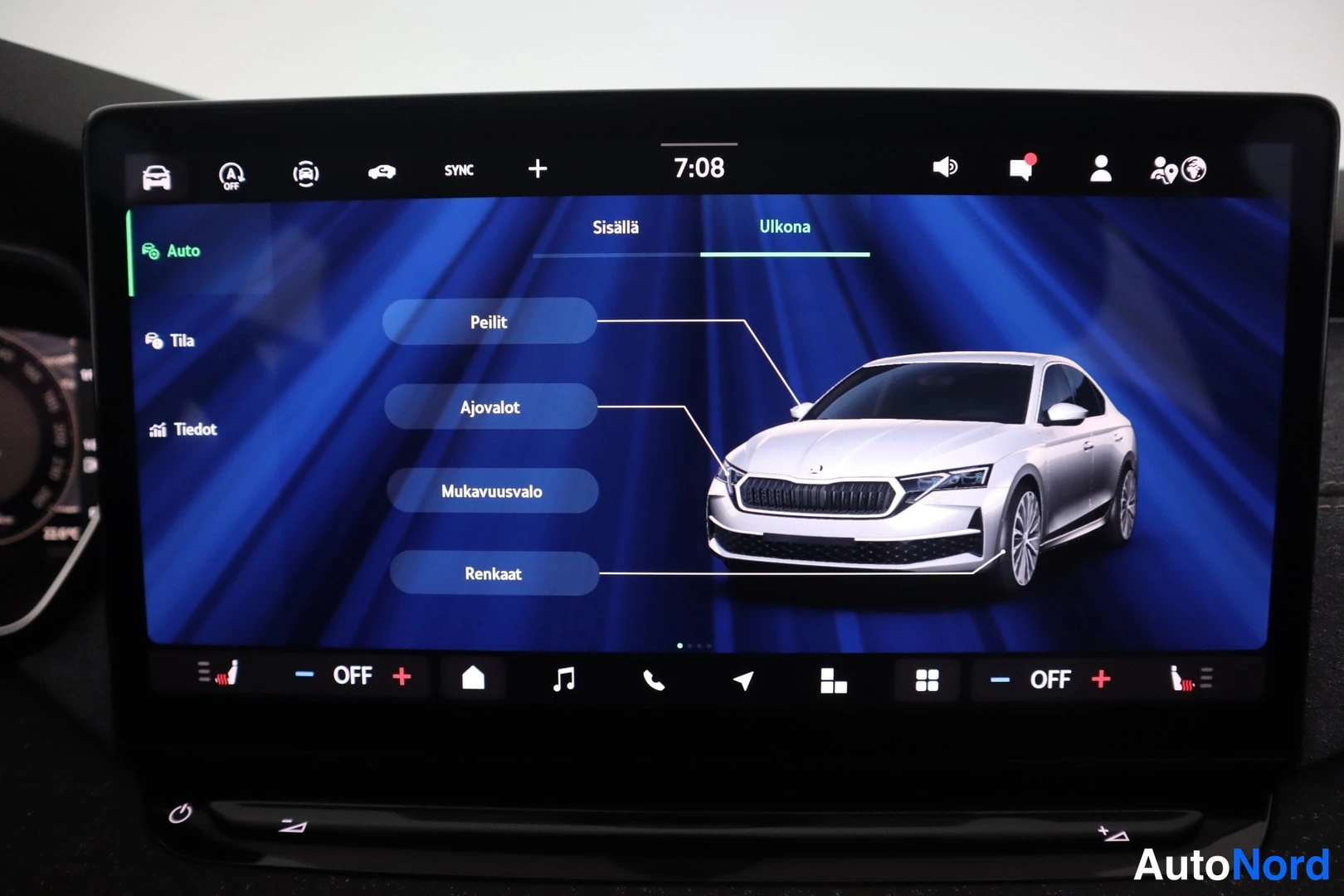 Muu: Autoinfotainment-näyttö Auto-valikossa Ulkona-välilehdellä, valittavina Peilit, Ajovalot, Mukavuusvalo ja Renkaat; kuvituksena hopeisen sedanin piirros, kello 7